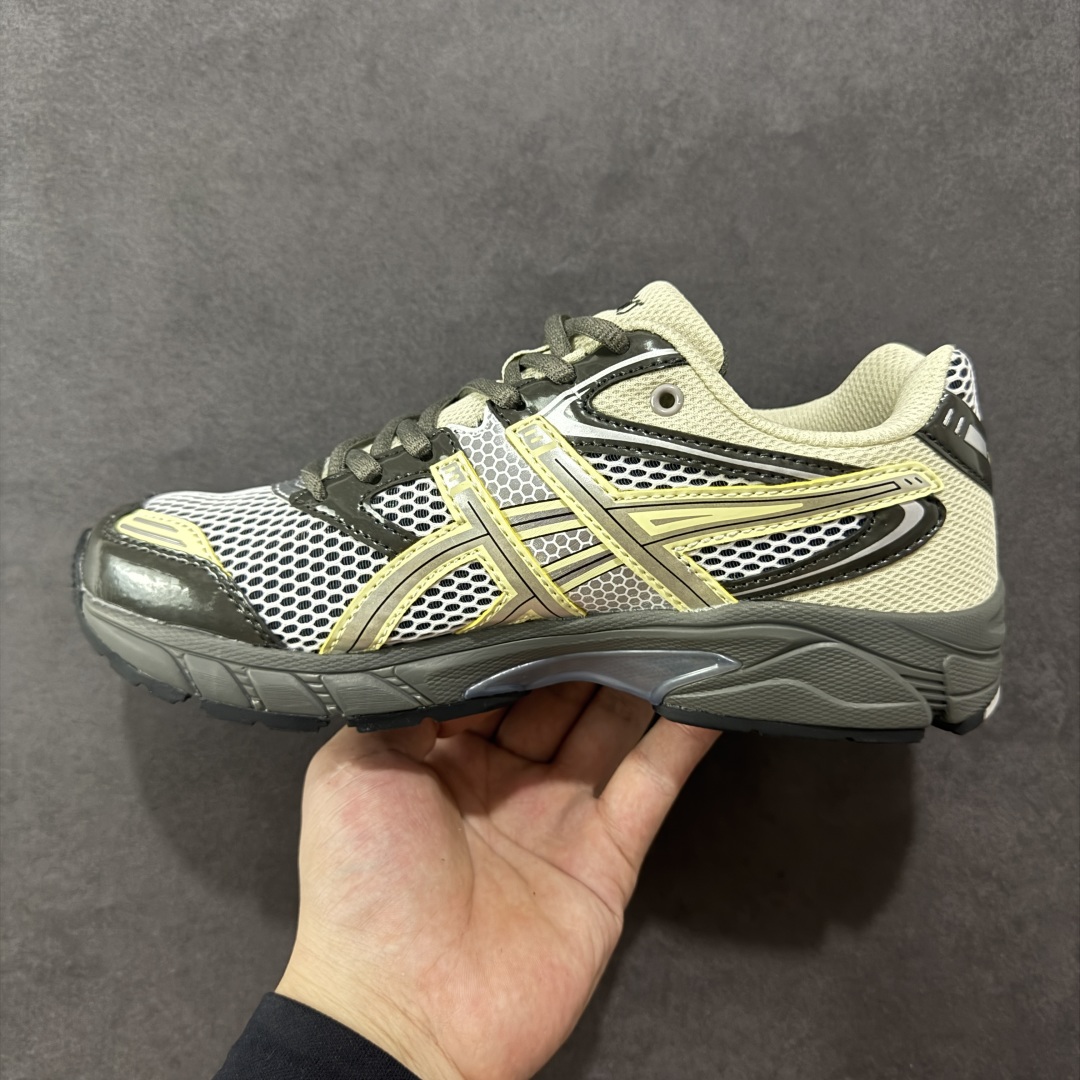 图片[2]-【纯原版】ASICS亚瑟士新款GEL-DS TRAINER 14情侣运动鞋时尚复古运动休闲鞋 整体色调采用了米色和绿色等大地色系，宛如将澳大利亚的自然风光浓缩于鞋身之上，复古且时尚，轻松拿捏住当下流行的复古风潮。鞋侧的 Asics 标志性虎爪 logo 与鞋面的米色相互交融，搭配恰到好处，既传承了经典的元素，又呈现出别样的新潮韵味。 采用了轻量化的 EVA 中底，不仅重量轻，大大减轻了双脚的负担，而且还具备出色的缓震性能，宛如在脚下踩了一层“软云”，每一步的冲击力都能被温柔化解，长时间穿着也不会有累脚的困扰，无论是日常通勤的久站，还是周末的逛街暴走，双脚都能始终保持惬意状态。 尺码：36 37 37.5 38 39 39.5 40.5 41 42 42.5 43.5 44 45-选品中心