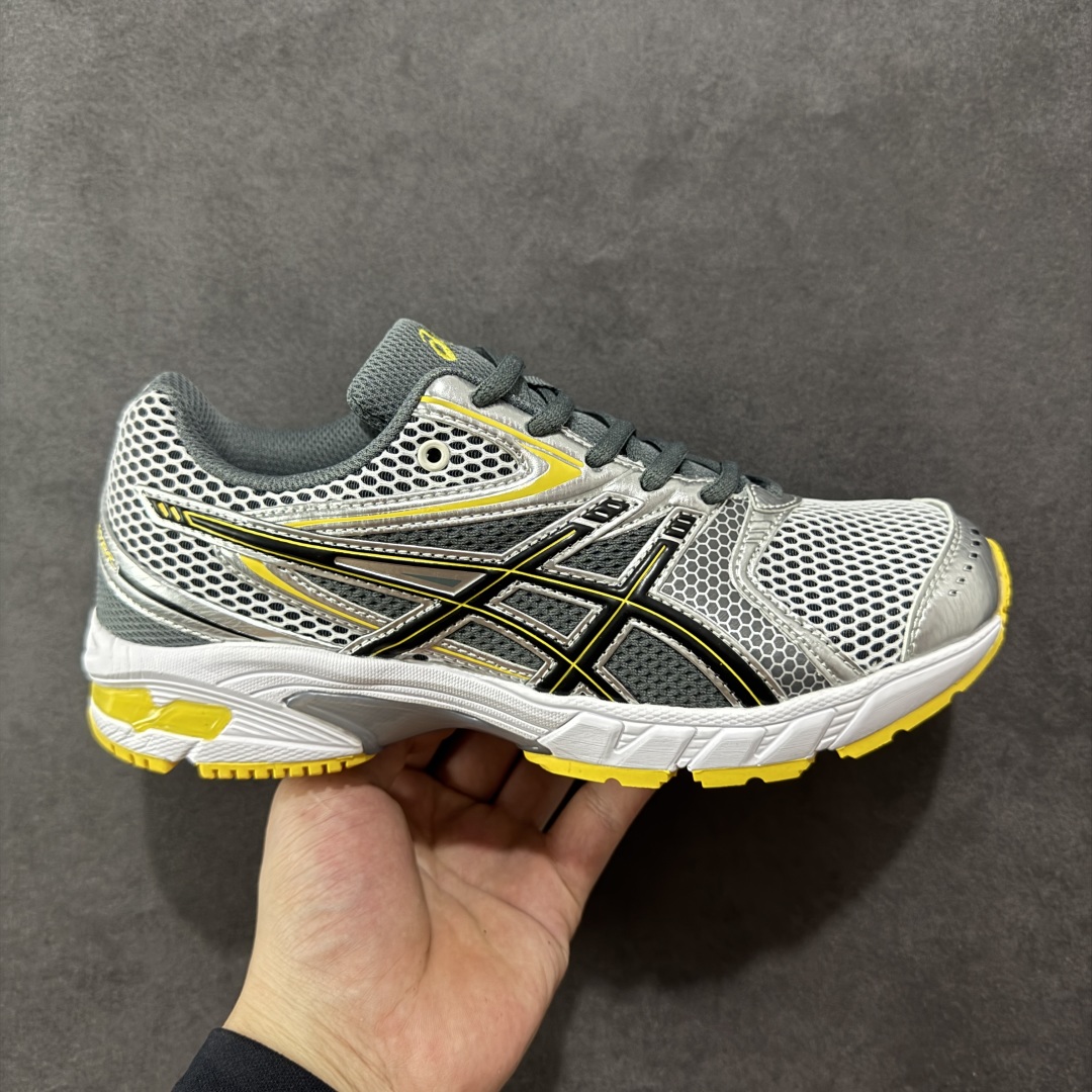 【纯原版】ASICS亚瑟士新款GEL-DS TRAINER 14情侣运动鞋时尚复古运动休闲鞋 整体色调采用了米色和绿色等大地色系,宛如将澳大利亚的自然风光浓缩于鞋身之上,复古且时尚,轻松拿捏住当下流行的复古风潮。鞋侧的 Asics 标志性虎爪 logo 与鞋面的米色相互交融,搭配恰到好处,既传承了经典的元素,又呈现出别样的新潮韵味。 采用了轻量化的 EVA 中底,不仅重量轻,大大减轻了双脚的负担,而且还具备出色的缓震性能,宛如在脚下踩了一层“软云”,每一步的冲击力都能被温柔化解,长时间穿着也不会有累脚的困扰,无论是日常通勤的久站,还是周末的逛街暴走,双脚都能始终保持惬意状态。 尺码:36 37 37.5 38 39 39.5 40.5 41 42 42.5 43.5 44 45-选品中心