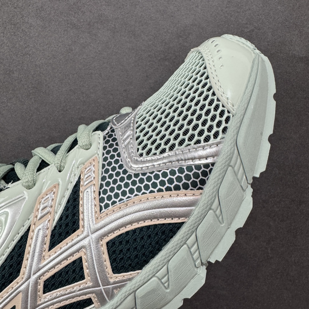 图片[5]-【纯原版】ASICS亚瑟士新款GEL-DS TRAINER 14情侣运动鞋时尚复古运动休闲鞋 整体色调采用了米色和绿色等大地色系，宛如将澳大利亚的自然风光浓缩于鞋身之上，复古且时尚，轻松拿捏住当下流行的复古风潮。鞋侧的 Asics 标志性虎爪 logo 与鞋面的米色相互交融，搭配恰到好处，既传承了经典的元素，又呈现出别样的新潮韵味。 采用了轻量化的 EVA 中底，不仅重量轻，大大减轻了双脚的负担，而且还具备出色的缓震性能，宛如在脚下踩了一层“软云”，每一步的冲击力都能被温柔化解，长时间穿着也不会有累脚的困扰，无论是日常通勤的久站，还是周末的逛街暴走，双脚都能始终保持惬意状态。 尺码：36 37 37.5 38 39 39.5 40.5 41 42 42.5 43.5 44 45-选品中心