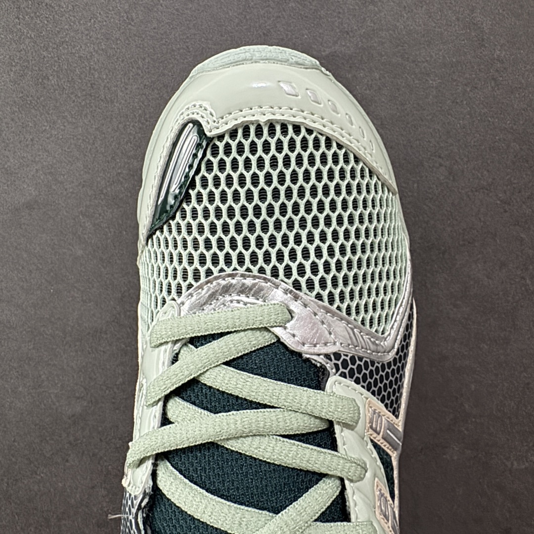 图片[8]-【纯原版】ASICS亚瑟士新款GEL-DS TRAINER 14情侣运动鞋时尚复古运动休闲鞋 整体色调采用了米色和绿色等大地色系，宛如将澳大利亚的自然风光浓缩于鞋身之上，复古且时尚，轻松拿捏住当下流行的复古风潮。鞋侧的 Asics 标志性虎爪 logo 与鞋面的米色相互交融，搭配恰到好处，既传承了经典的元素，又呈现出别样的新潮韵味。 采用了轻量化的 EVA 中底，不仅重量轻，大大减轻了双脚的负担，而且还具备出色的缓震性能，宛如在脚下踩了一层“软云”，每一步的冲击力都能被温柔化解，长时间穿着也不会有累脚的困扰，无论是日常通勤的久站，还是周末的逛街暴走，双脚都能始终保持惬意状态。 尺码：36 37 37.5 38 39 39.5 40.5 41 42 42.5 43.5 44 45-选品中心