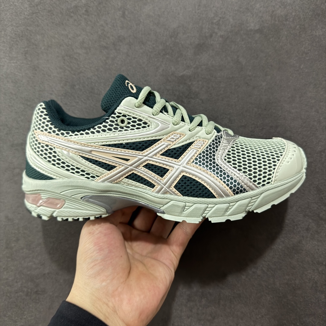 【纯原版】ASICS亚瑟士新款GEL-DS TRAINER 14情侣运动鞋时尚复古运动休闲鞋 整体色调采用了米色和绿色等大地色系,宛如将澳大利亚的自然风光浓缩于鞋身之上,复古且时尚,轻松拿捏住当下流行的复古风潮。鞋侧的 Asics 标志性虎爪 logo 与鞋面的米色相互交融,搭配恰到好处,既传承了经典的元素,又呈现出别样的新潮韵味。 采用了轻量化的 EVA 中底,不仅重量轻,大大减轻了双脚的负担,而且还具备出色的缓震性能,宛如在脚下踩了一层“软云”,每一步的冲击力都能被温柔化解,长时间穿着也不会有累脚的困扰,无论是日常通勤的久站,还是周末的逛街暴走,双脚都能始终保持惬意状态。 尺码:36 37 37.5 38 39 39.5 40.5 41 42 42.5 43.5 44 45-选品中心