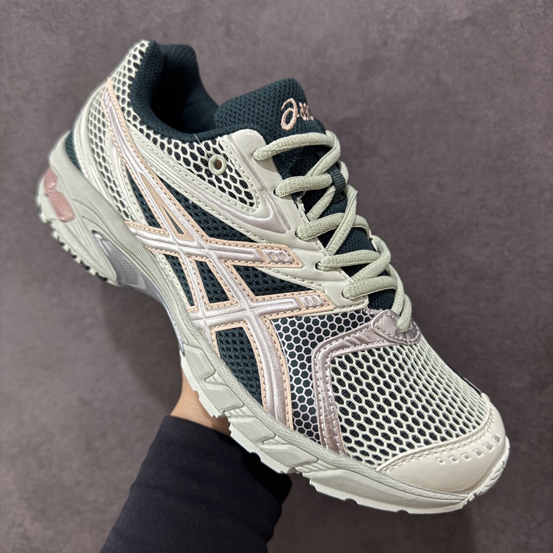 图片[3]-【纯原版】ASICS亚瑟士新款GEL-DS TRAINER 14情侣运动鞋时尚复古运动休闲鞋 整体色调采用了米色和绿色等大地色系，宛如将澳大利亚的自然风光浓缩于鞋身之上，复古且时尚，轻松拿捏住当下流行的复古风潮。鞋侧的 Asics 标志性虎爪 logo 与鞋面的米色相互交融，搭配恰到好处，既传承了经典的元素，又呈现出别样的新潮韵味。 采用了轻量化的 EVA 中底，不仅重量轻，大大减轻了双脚的负担，而且还具备出色的缓震性能，宛如在脚下踩了一层“软云”，每一步的冲击力都能被温柔化解，长时间穿着也不会有累脚的困扰，无论是日常通勤的久站，还是周末的逛街暴走，双脚都能始终保持惬意状态。 尺码：36 37 37.5 38 39 39.5 40.5 41 42 42.5 43.5 44 45-选品中心