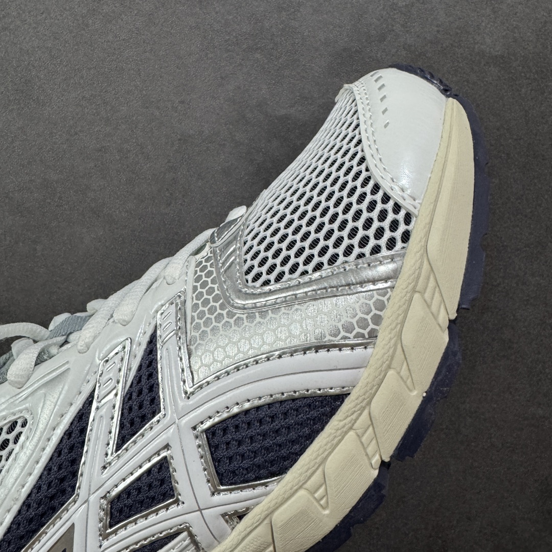 图片[5]-【纯原版】ASICS亚瑟士新款GEL-DS TRAINER 14情侣运动鞋时尚复古运动休闲鞋 整体色调采用了米色和绿色等大地色系，宛如将澳大利亚的自然风光浓缩于鞋身之上，复古且时尚，轻松拿捏住当下流行的复古风潮。鞋侧的 Asics 标志性虎爪 logo 与鞋面的米色相互交融，搭配恰到好处，既传承了经典的元素，又呈现出别样的新潮韵味。 采用了轻量化的 EVA 中底，不仅重量轻，大大减轻了双脚的负担，而且还具备出色的缓震性能，宛如在脚下踩了一层“软云”，每一步的冲击力都能被温柔化解，长时间穿着也不会有累脚的困扰，无论是日常通勤的久站，还是周末的逛街暴走，双脚都能始终保持惬意状态。 尺码：36 37 37.5 38 39 39.5 40.5 41 42 42.5 43.5 44 45-选品中心