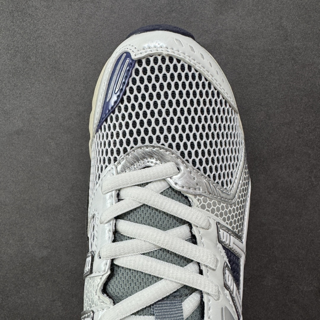 图片[8]-【纯原版】ASICS亚瑟士新款GEL-DS TRAINER 14情侣运动鞋时尚复古运动休闲鞋 整体色调采用了米色和绿色等大地色系，宛如将澳大利亚的自然风光浓缩于鞋身之上，复古且时尚，轻松拿捏住当下流行的复古风潮。鞋侧的 Asics 标志性虎爪 logo 与鞋面的米色相互交融，搭配恰到好处，既传承了经典的元素，又呈现出别样的新潮韵味。 采用了轻量化的 EVA 中底，不仅重量轻，大大减轻了双脚的负担，而且还具备出色的缓震性能，宛如在脚下踩了一层“软云”，每一步的冲击力都能被温柔化解，长时间穿着也不会有累脚的困扰，无论是日常通勤的久站，还是周末的逛街暴走，双脚都能始终保持惬意状态。 尺码：36 37 37.5 38 39 39.5 40.5 41 42 42.5 43.5 44 45-选品中心