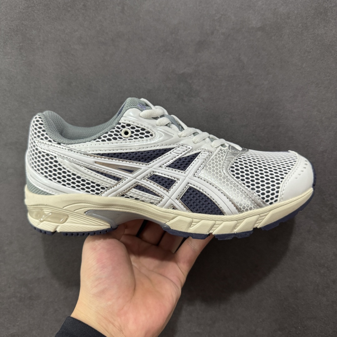 【纯原版】ASICS亚瑟士新款GEL-DS TRAINER 14情侣运动鞋时尚复古运动休闲鞋 整体色调采用了米色和绿色等大地色系,宛如将澳大利亚的自然风光浓缩于鞋身之上,复古且时尚,轻松拿捏住当下流行的复古风潮。鞋侧的 Asics 标志性虎爪 logo 与鞋面的米色相互交融,搭配恰到好处,既传承了经典的元素,又呈现出别样的新潮韵味。 采用了轻量化的 EVA 中底,不仅重量轻,大大减轻了双脚的负担,而且还具备出色的缓震性能,宛如在脚下踩了一层“软云”,每一步的冲击力都能被温柔化解,长时间穿着也不会有累脚的困扰,无论是日常通勤的久站,还是周末的逛街暴走,双脚都能始终保持惬意状态。 尺码:36 37 37.5 38 39 39.5 40.5 41 42 42.5 43.5 44 45-选品中心
