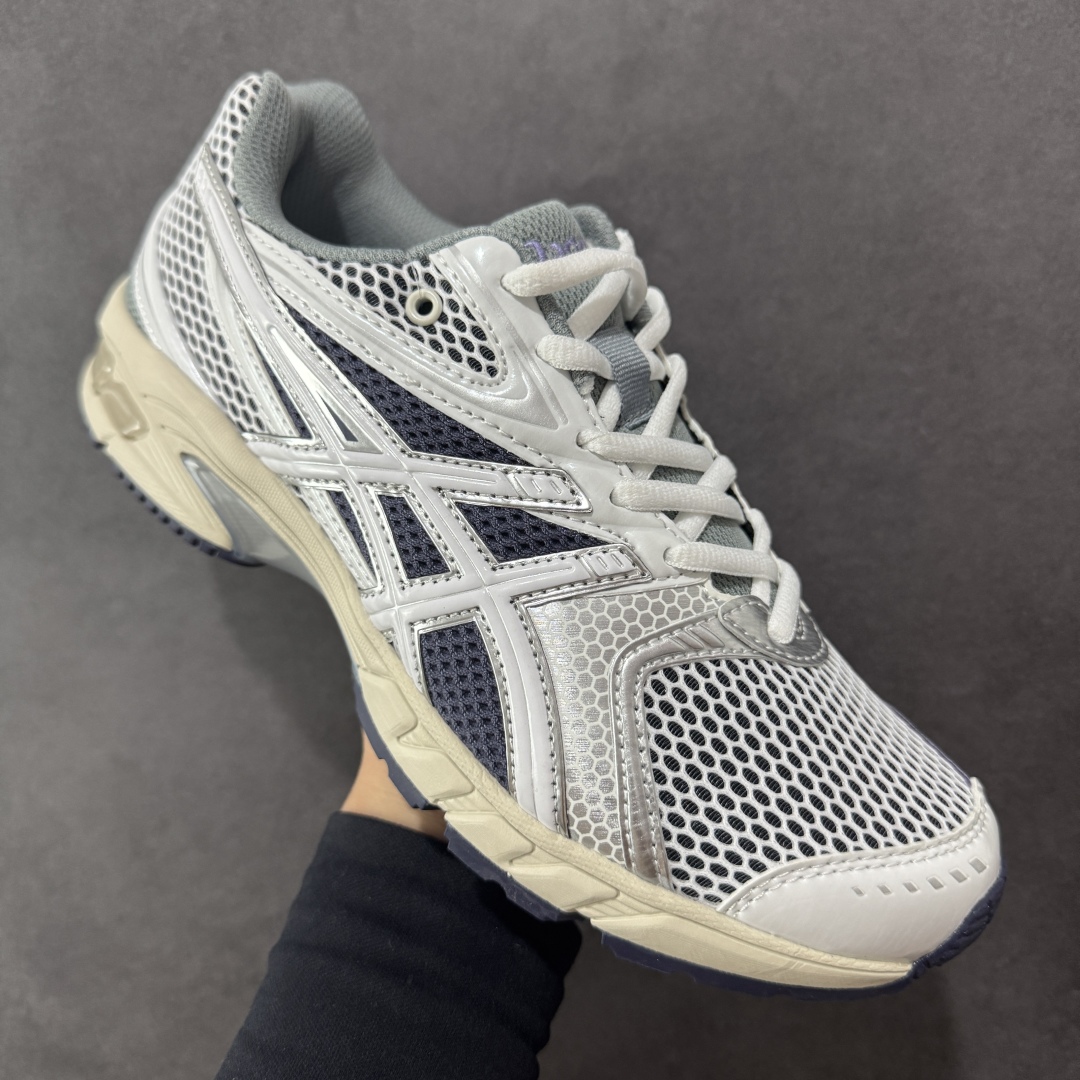 图片[3]-【纯原版】ASICS亚瑟士新款GEL-DS TRAINER 14情侣运动鞋时尚复古运动休闲鞋 整体色调采用了米色和绿色等大地色系，宛如将澳大利亚的自然风光浓缩于鞋身之上，复古且时尚，轻松拿捏住当下流行的复古风潮。鞋侧的 Asics 标志性虎爪 logo 与鞋面的米色相互交融，搭配恰到好处，既传承了经典的元素，又呈现出别样的新潮韵味。 采用了轻量化的 EVA 中底，不仅重量轻，大大减轻了双脚的负担，而且还具备出色的缓震性能，宛如在脚下踩了一层“软云”，每一步的冲击力都能被温柔化解，长时间穿着也不会有累脚的困扰，无论是日常通勤的久站，还是周末的逛街暴走，双脚都能始终保持惬意状态。 尺码：36 37 37.5 38 39 39.5 40.5 41 42 42.5 43.5 44 45-选品中心