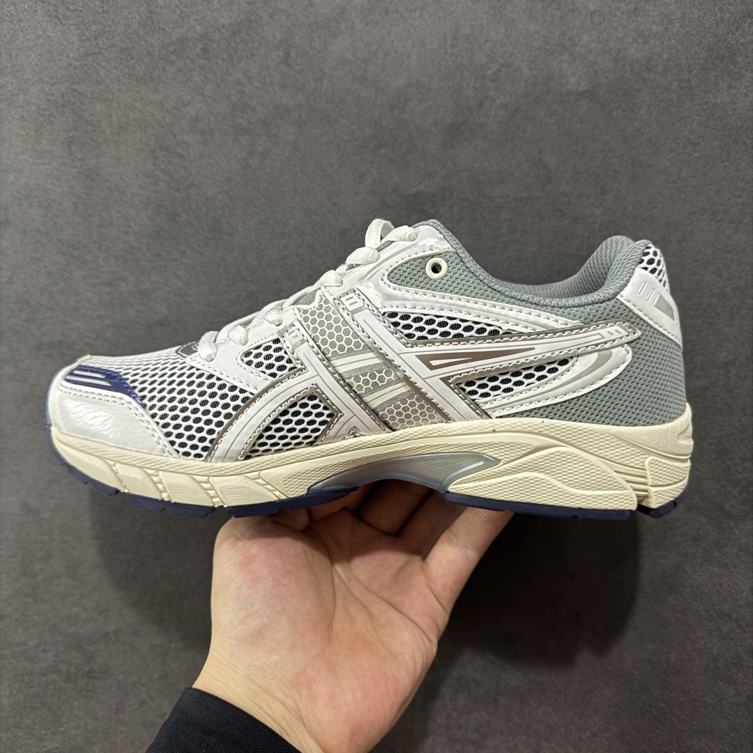 图片[2]-【纯原版】ASICS亚瑟士新款GEL-DS TRAINER 14情侣运动鞋时尚复古运动休闲鞋 整体色调采用了米色和绿色等大地色系，宛如将澳大利亚的自然风光浓缩于鞋身之上，复古且时尚，轻松拿捏住当下流行的复古风潮。鞋侧的 Asics 标志性虎爪 logo 与鞋面的米色相互交融，搭配恰到好处，既传承了经典的元素，又呈现出别样的新潮韵味。 采用了轻量化的 EVA 中底，不仅重量轻，大大减轻了双脚的负担，而且还具备出色的缓震性能，宛如在脚下踩了一层“软云”，每一步的冲击力都能被温柔化解，长时间穿着也不会有累脚的困扰，无论是日常通勤的久站，还是周末的逛街暴走，双脚都能始终保持惬意状态。 尺码：36 37 37.5 38 39 39.5 40.5 41 42 42.5 43.5 44 45-选品中心