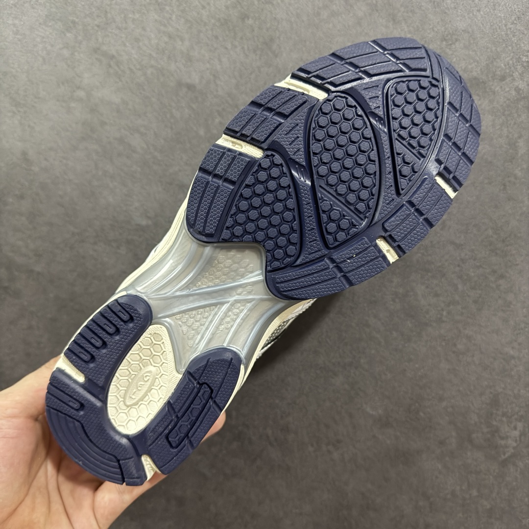 图片[9]-【纯原版】ASICS亚瑟士新款GEL-DS TRAINER 14情侣运动鞋时尚复古运动休闲鞋 整体色调采用了米色和绿色等大地色系，宛如将澳大利亚的自然风光浓缩于鞋身之上，复古且时尚，轻松拿捏住当下流行的复古风潮。鞋侧的 Asics 标志性虎爪 logo 与鞋面的米色相互交融，搭配恰到好处，既传承了经典的元素，又呈现出别样的新潮韵味。 采用了轻量化的 EVA 中底，不仅重量轻，大大减轻了双脚的负担，而且还具备出色的缓震性能，宛如在脚下踩了一层“软云”，每一步的冲击力都能被温柔化解，长时间穿着也不会有累脚的困扰，无论是日常通勤的久站，还是周末的逛街暴走，双脚都能始终保持惬意状态。 尺码：36 37 37.5 38 39 39.5 40.5 41 42 42.5 43.5 44 45-选品中心