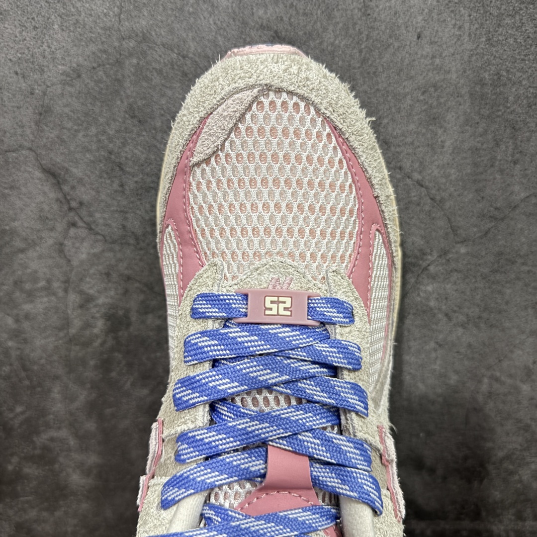 图片[5]-【纯原c版】NB New Balance M2002R 新百伦M2002RHE 灰粉色 全新版本出货 新配色陆续开发出货 品质很好 价格实惠 全套原楦原纸板原厂数据开发 原厂网纱 原装进口皮料 正确绒感卡色 正确中底拉帮中底网布细节 一比一手工擦旧效果 冲裁组合 匠心打造 耗时两个月开发完成 工艺极其复杂难度可想而知 新开独立私模大底 全网唯一正确做旧组合大底 高端零售专供产物 尺码：36 37 37.5 38 38.5 39.5 40 40.5 41.5 42 42.5 43 44 44.5 45 45.5 46.5-选品中心