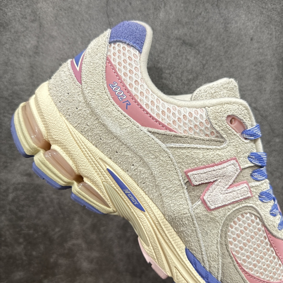 图片[7]-【纯原c版】NB New Balance M2002R 新百伦M2002RHE 灰粉色 全新版本出货 新配色陆续开发出货 品质很好 价格实惠 全套原楦原纸板原厂数据开发 原厂网纱 原装进口皮料 正确绒感卡色 正确中底拉帮中底网布细节 一比一手工擦旧效果 冲裁组合 匠心打造 耗时两个月开发完成 工艺极其复杂难度可想而知 新开独立私模大底 全网唯一正确做旧组合大底 高端零售专供产物 尺码：36 37 37.5 38 38.5 39.5 40 40.5 41.5 42 42.5 43 44 44.5 45 45.5 46.5-选品中心