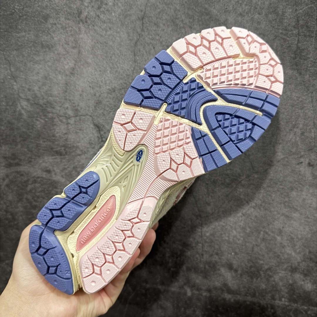 图片[9]-【纯原c版】NB New Balance M2002R 新百伦M2002RHE 灰粉色 全新版本出货 新配色陆续开发出货 品质很好 价格实惠 全套原楦原纸板原厂数据开发 原厂网纱 原装进口皮料 正确绒感卡色 正确中底拉帮中底网布细节 一比一手工擦旧效果 冲裁组合 匠心打造 耗时两个月开发完成 工艺极其复杂难度可想而知 新开独立私模大底 全网唯一正确做旧组合大底 高端零售专供产物 尺码：36 37 37.5 38 38.5 39.5 40 40.5 41.5 42 42.5 43 44 44.5 45 45.5 46.5-选品中心