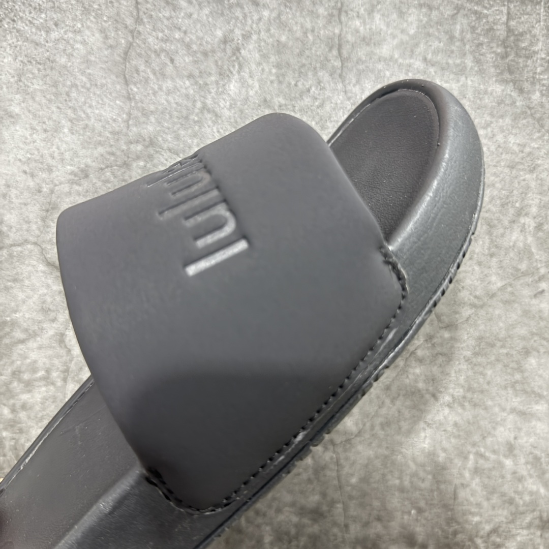 
Lululemon Rsetfeel Slide 露露乐檬拖鞋

立体针织弹力鞋面轻量透气，中底采用L