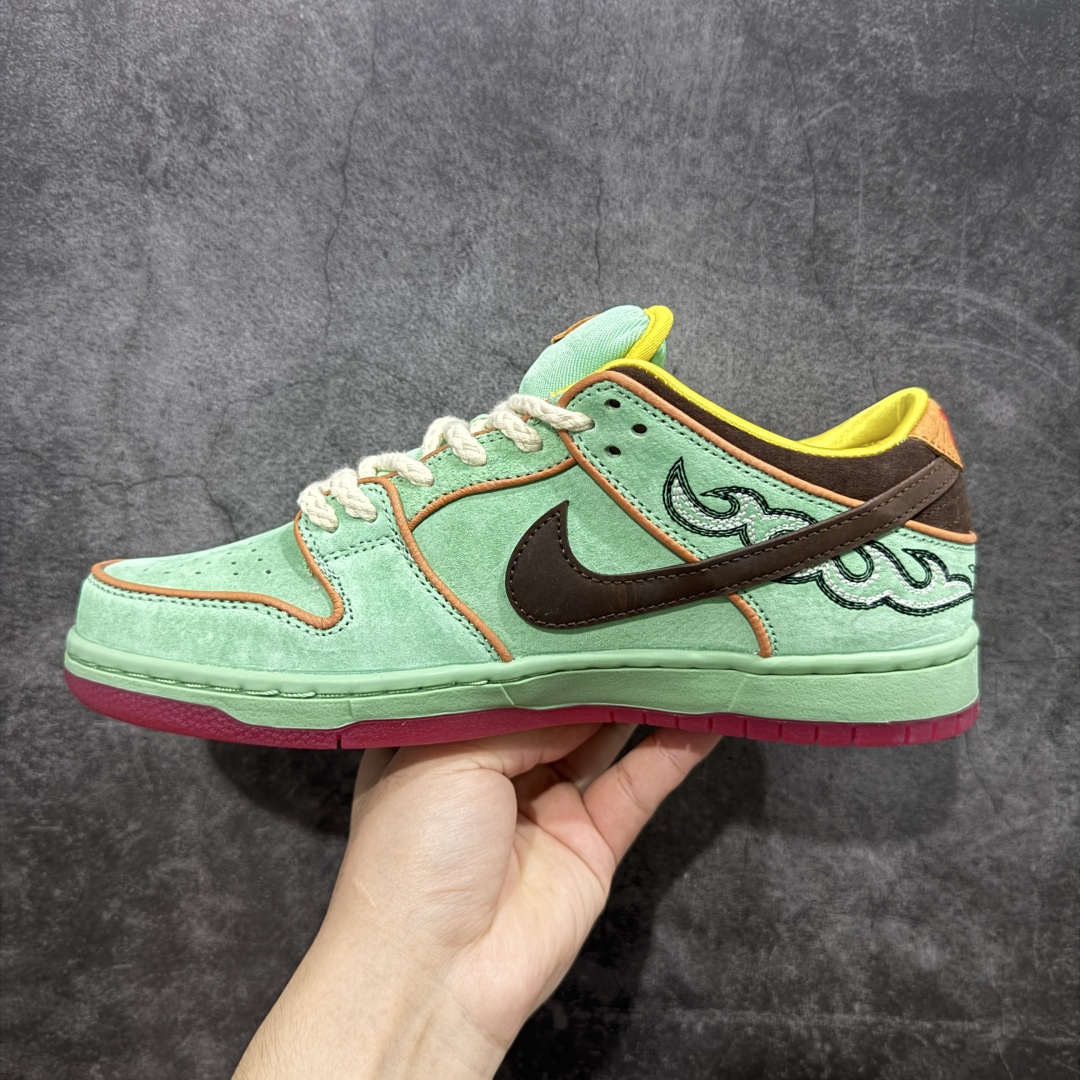 图片[2]-【Top纯原】Nike SB Dunk Low \”Tourmaline\” 黑人月 低帮休闲滑板鞋 HF3058-300  鞋面以充满活力的碧玺绿为主色调，辅以君主橙色的滚边、巴洛克棕色的点缀以及引人注目的红色外底，形成了鲜明的对比。鞋垫与随鞋附赠的黄色手帕，还原当年西部牛仔景象，并写着 “What\’s going to happen is going to happen”，还原阳光普照西部的风貌。  尺码：40 40.5 41 42 42.5 43 44 44.5 45 46 47.5-选品中心