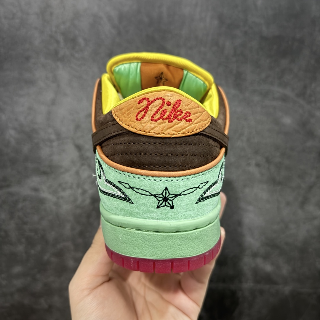图片[4]-【Top纯原】Nike SB Dunk Low \”Tourmaline\” 黑人月 低帮休闲滑板鞋 HF3058-300  鞋面以充满活力的碧玺绿为主色调，辅以君主橙色的滚边、巴洛克棕色的点缀以及引人注目的红色外底，形成了鲜明的对比。鞋垫与随鞋附赠的黄色手帕，还原当年西部牛仔景象，并写着 “What\’s going to happen is going to happen”，还原阳光普照西部的风貌。  尺码：40 40.5 41 42 42.5 43 44 44.5 45 46 47.5-选品中心