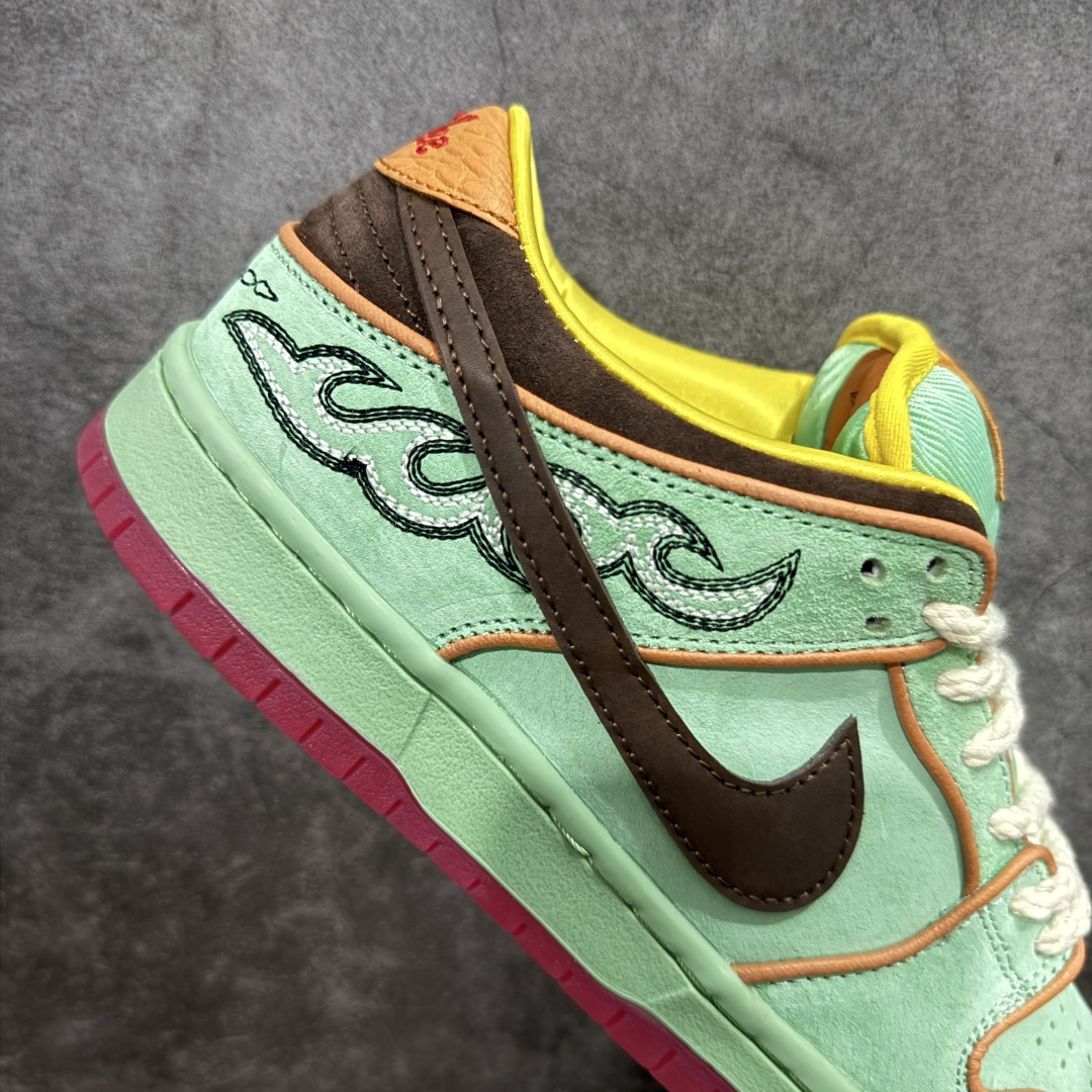 图片[7]-【Top纯原】Nike SB Dunk Low \”Tourmaline\” 黑人月 低帮休闲滑板鞋 HF3058-300  鞋面以充满活力的碧玺绿为主色调，辅以君主橙色的滚边、巴洛克棕色的点缀以及引人注目的红色外底，形成了鲜明的对比。鞋垫与随鞋附赠的黄色手帕，还原当年西部牛仔景象，并写着 “What\’s going to happen is going to happen”，还原阳光普照西部的风貌。  尺码：40 40.5 41 42 42.5 43 44 44.5 45 46 47.5-选品中心