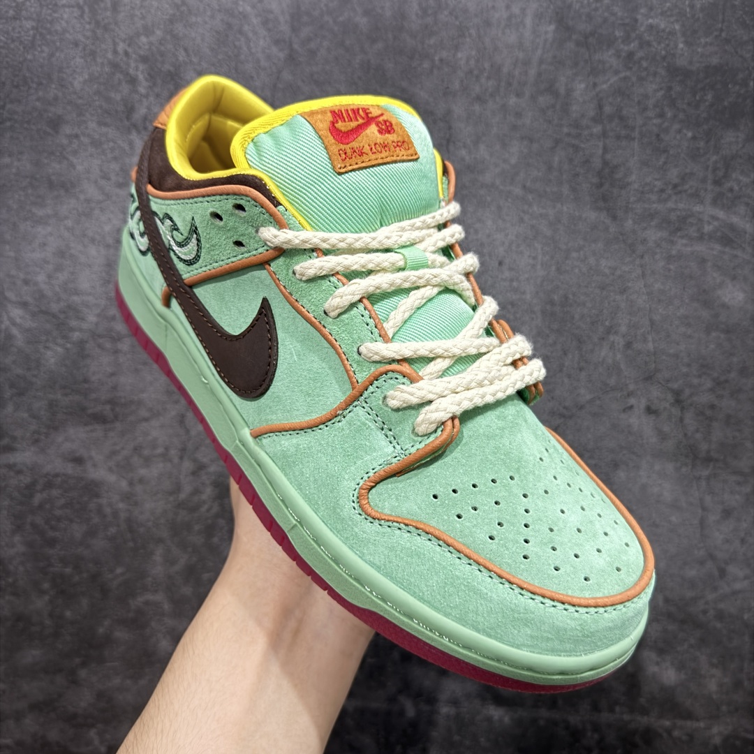 图片[3]-【Top纯原】Nike SB Dunk Low \”Tourmaline\” 黑人月 低帮休闲滑板鞋 HF3058-300  鞋面以充满活力的碧玺绿为主色调，辅以君主橙色的滚边、巴洛克棕色的点缀以及引人注目的红色外底，形成了鲜明的对比。鞋垫与随鞋附赠的黄色手帕，还原当年西部牛仔景象，并写着 “What\’s going to happen is going to happen”，还原阳光普照西部的风貌。  尺码：40 40.5 41 42 42.5 43 44 44.5 45 46 47.5-选品中心