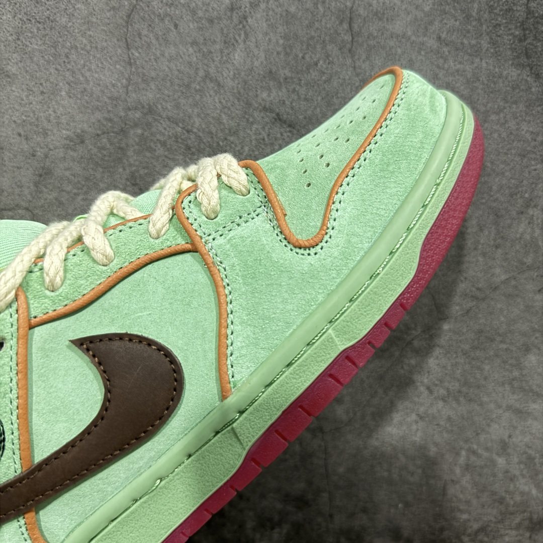 图片[6]-【Top纯原】Nike SB Dunk Low \”Tourmaline\” 黑人月 低帮休闲滑板鞋 HF3058-300  鞋面以充满活力的碧玺绿为主色调，辅以君主橙色的滚边、巴洛克棕色的点缀以及引人注目的红色外底，形成了鲜明的对比。鞋垫与随鞋附赠的黄色手帕，还原当年西部牛仔景象，并写着 “What\’s going to happen is going to happen”，还原阳光普照西部的风貌。  尺码：40 40.5 41 42 42.5 43 44 44.5 45 46 47.5-选品中心