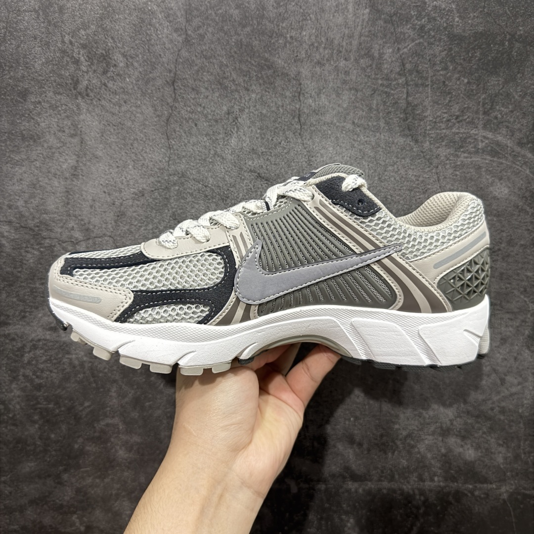 【Mok纯原】NK Zoom Vomero 5
佛莫罗5代系列经典复古运动慢跑鞋 FD0791-01