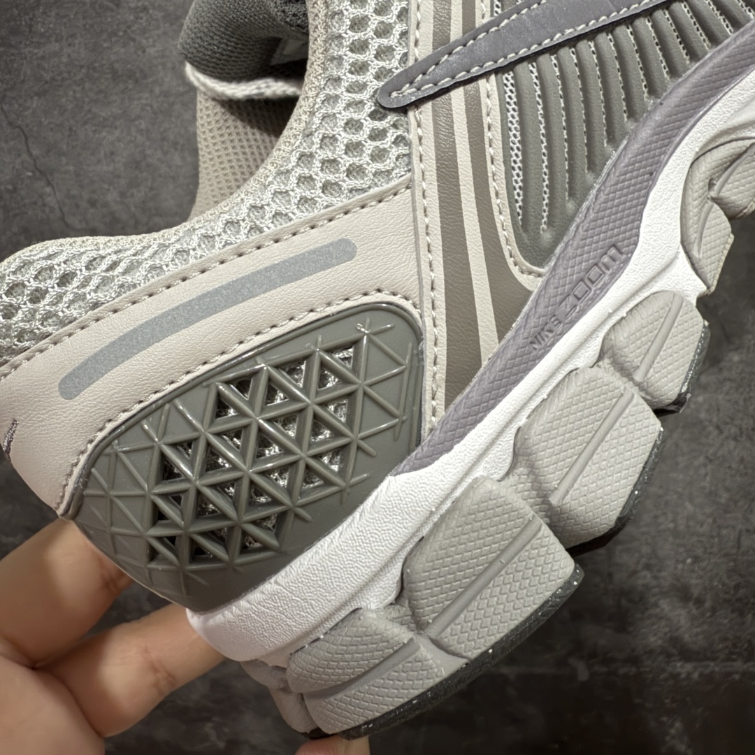 【Mok纯原】NK Zoom Vomero 5
佛莫罗5代系列经典复古运动慢跑鞋 FD0791-01