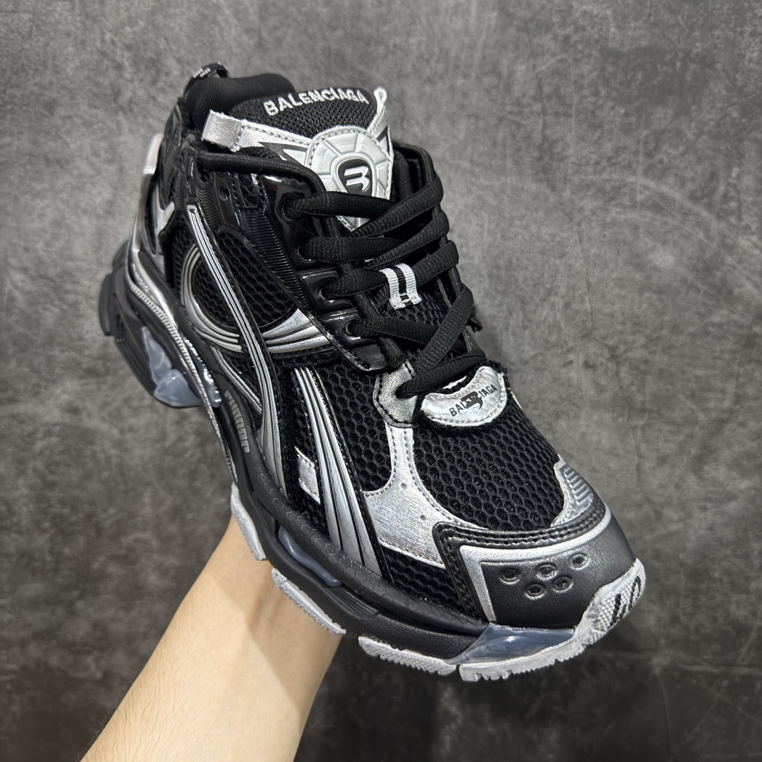 图片[3]-【纯原OK版】BALENCIAGA Runner 2.0 Sneaker 巴黎世家七代慢跑系列低帮复古野跑潮流运动鞋老爹鞋 尼龙和网布材质 磨损效果 鞋头边缘印有尺码 背面浮印尺码 外侧印有跑者徽标 鞋舌刺绣 Balenciaga 品牌标识 鞋跟背面 Balenciaga品牌标识 材质采用65%聚氨酯、35%聚酯纤维 全新 Runner 鞋型轮廓借鉴于 2000 年初的复古线条 搭载大网眼面料制成鞋面基础，由粉色、白色尼龍与橡胶质地覆盖鞋面诠释线条感 当中透过几道手缝线与折损痕更是精准的掌握历经时间淬炼的破旧痕迹 延续其手法至鞋领、鞋跟、鞋带、中底等部分均饰有破损及脏污之貌 尤其是鞋领处与鞋带孔眼条更是采用不规则做旧技术将内容物泡棉随机露出 尺码：35 36 37 38 39 40 41 42 43 44 45 46-选品中心