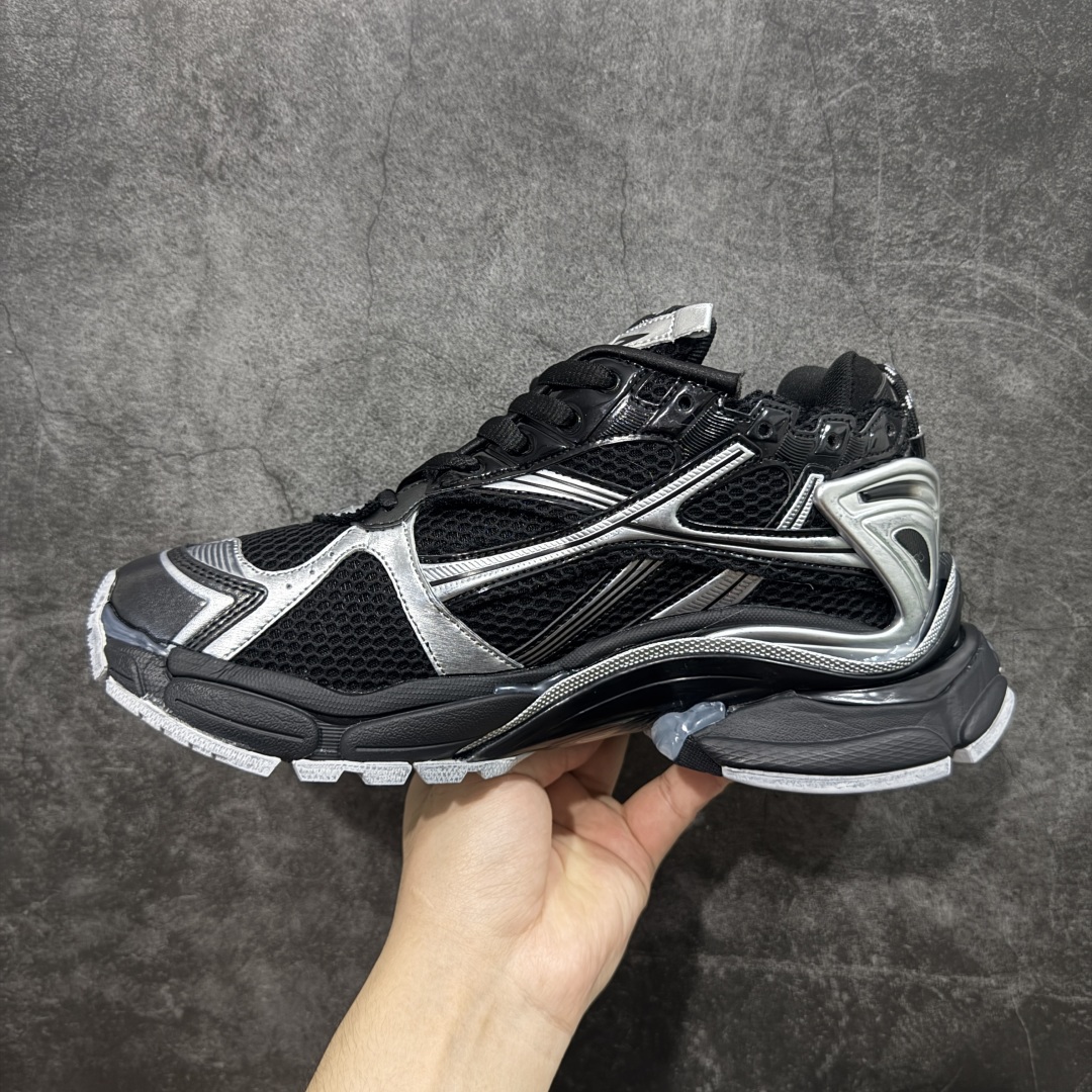 图片[2]-【纯原OK版】BALENCIAGA Runner 2.0 Sneaker 巴黎世家七代慢跑系列低帮复古野跑潮流运动鞋老爹鞋 尼龙和网布材质 磨损效果 鞋头边缘印有尺码 背面浮印尺码 外侧印有跑者徽标 鞋舌刺绣 Balenciaga 品牌标识 鞋跟背面 Balenciaga品牌标识 材质采用65%聚氨酯、35%聚酯纤维 全新 Runner 鞋型轮廓借鉴于 2000 年初的复古线条 搭载大网眼面料制成鞋面基础，由粉色、白色尼龍与橡胶质地覆盖鞋面诠释线条感 当中透过几道手缝线与折损痕更是精准的掌握历经时间淬炼的破旧痕迹 延续其手法至鞋领、鞋跟、鞋带、中底等部分均饰有破损及脏污之貌 尤其是鞋领处与鞋带孔眼条更是采用不规则做旧技术将内容物泡棉随机露出 尺码：35 36 37 38 39 40 41 42 43 44 45 46-选品中心