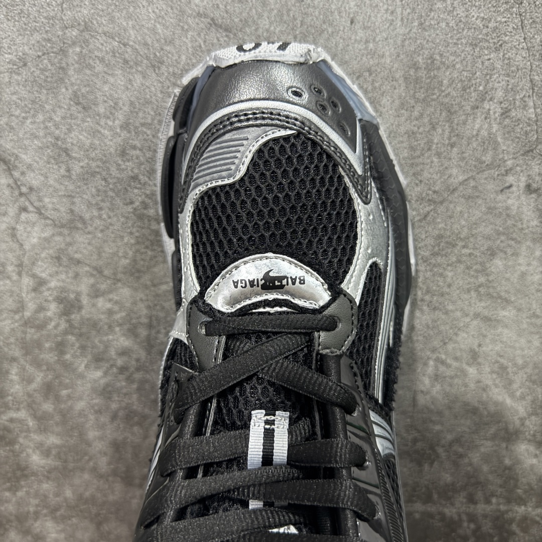 图片[5]-【纯原OK版】BALENCIAGA Runner 2.0 Sneaker 巴黎世家七代慢跑系列低帮复古野跑潮流运动鞋老爹鞋 尼龙和网布材质 磨损效果 鞋头边缘印有尺码 背面浮印尺码 外侧印有跑者徽标 鞋舌刺绣 Balenciaga 品牌标识 鞋跟背面 Balenciaga品牌标识 材质采用65%聚氨酯、35%聚酯纤维 全新 Runner 鞋型轮廓借鉴于 2000 年初的复古线条 搭载大网眼面料制成鞋面基础，由粉色、白色尼龍与橡胶质地覆盖鞋面诠释线条感 当中透过几道手缝线与折损痕更是精准的掌握历经时间淬炼的破旧痕迹 延续其手法至鞋领、鞋跟、鞋带、中底等部分均饰有破损及脏污之貌 尤其是鞋领处与鞋带孔眼条更是采用不规则做旧技术将内容物泡棉随机露出 尺码：35 36 37 38 39 40 41 42 43 44 45 46-选品中心