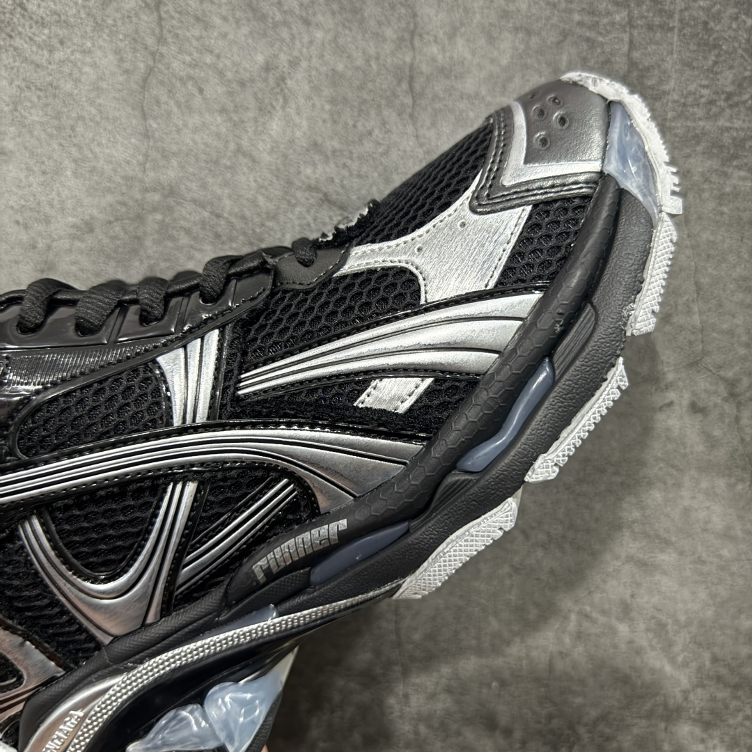 图片[6]-【纯原OK版】BALENCIAGA Runner 2.0 Sneaker 巴黎世家七代慢跑系列低帮复古野跑潮流运动鞋老爹鞋 尼龙和网布材质 磨损效果 鞋头边缘印有尺码 背面浮印尺码 外侧印有跑者徽标 鞋舌刺绣 Balenciaga 品牌标识 鞋跟背面 Balenciaga品牌标识 材质采用65%聚氨酯、35%聚酯纤维 全新 Runner 鞋型轮廓借鉴于 2000 年初的复古线条 搭载大网眼面料制成鞋面基础，由粉色、白色尼龍与橡胶质地覆盖鞋面诠释线条感 当中透过几道手缝线与折损痕更是精准的掌握历经时间淬炼的破旧痕迹 延续其手法至鞋领、鞋跟、鞋带、中底等部分均饰有破损及脏污之貌 尤其是鞋领处与鞋带孔眼条更是采用不规则做旧技术将内容物泡棉随机露出 尺码：35 36 37 38 39 40 41 42 43 44 45 46-选品中心