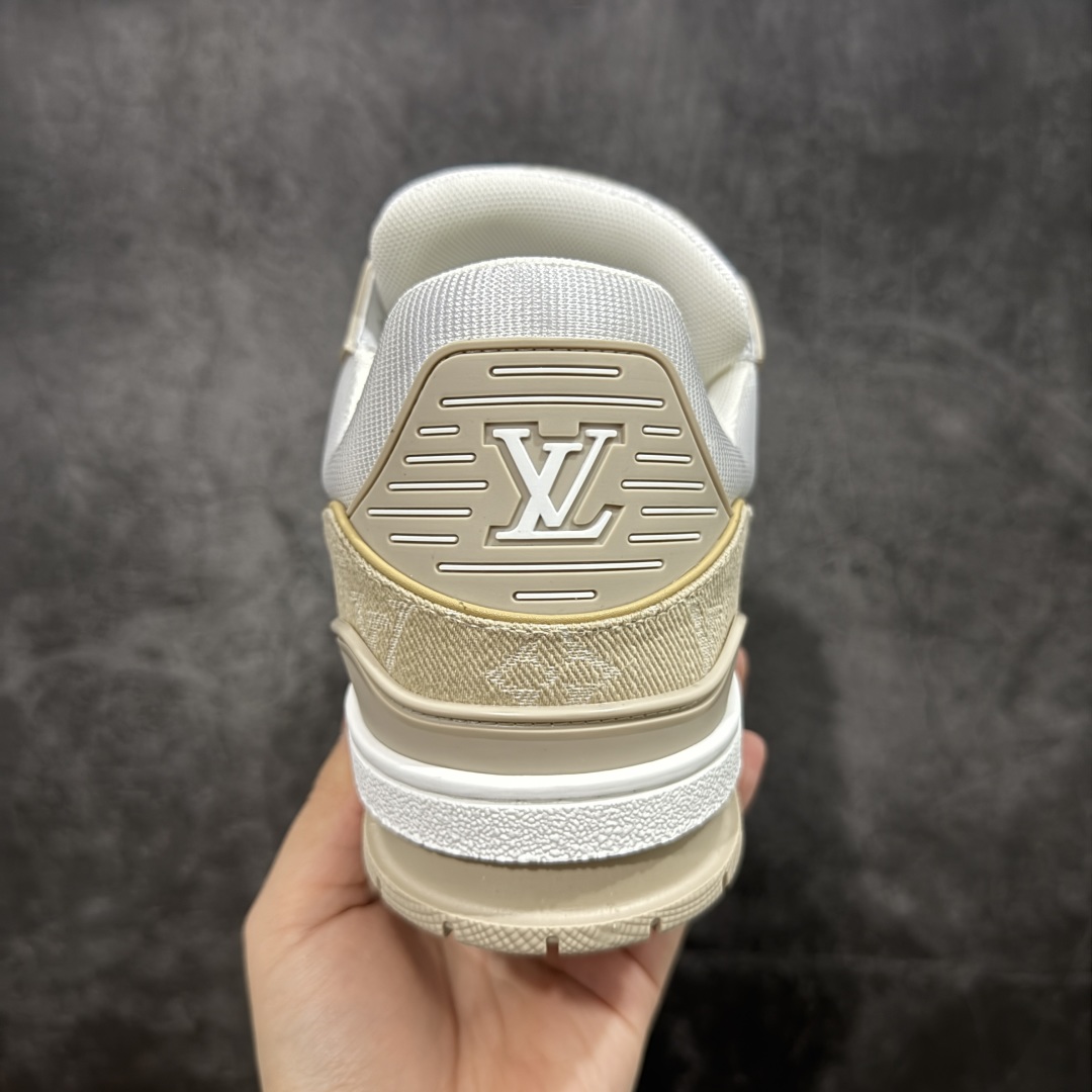 图片[4]-【HS纯原礼盒版福利】 LV Trainer系列高奢运动鞋 卡其白牛仔 新款芯片顶级 潮人必备单品 同步ZP官网空胶工艺 鞋舌、挂饰均镶嵌NFC芯片感应装置 正确胶片断点式设计 中底正确还原原版油印字母比例 1：1原楦格板、楦头、刀磨全新升级！ 独家订制顶级压纹麂皮 原版开模TPU大底 质感原版一致 垫脚聚米微料加透气英伦网布 披靡市场任何版本！细节完美呈现！ 代购指定版本 全新升级最新双盒包装 扫码秒进官网！ 全套包装配件同比原版 尺码： 40-46-选品中心