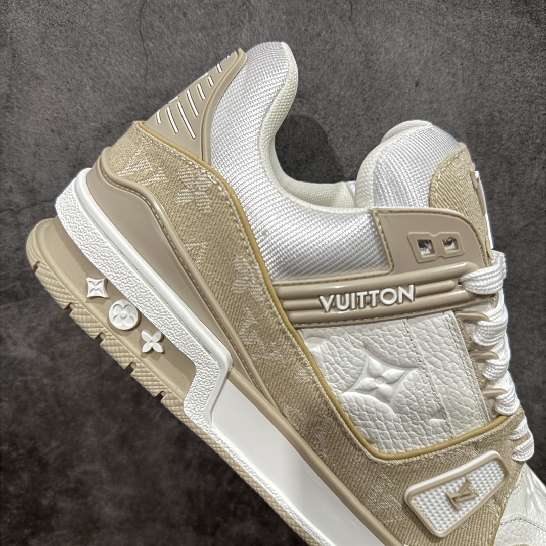 图片[7]-【HS纯原礼盒版福利】 LV Trainer系列高奢运动鞋 卡其白牛仔 新款芯片顶级 潮人必备单品 同步ZP官网空胶工艺 鞋舌、挂饰均镶嵌NFC芯片感应装置 正确胶片断点式设计 中底正确还原原版油印字母比例 1：1原楦格板、楦头、刀磨全新升级！ 独家订制顶级压纹麂皮 原版开模TPU大底 质感原版一致 垫脚聚米微料加透气英伦网布 披靡市场任何版本！细节完美呈现！ 代购指定版本 全新升级最新双盒包装 扫码秒进官网！ 全套包装配件同比原版 尺码： 40-46-选品中心