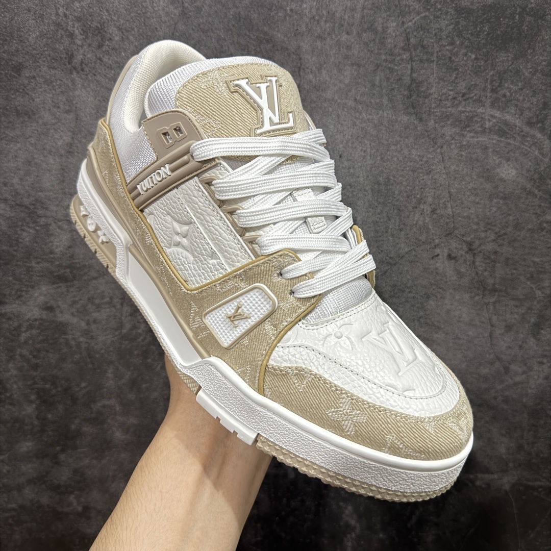 图片[3]-【HS纯原礼盒版福利】 LV Trainer系列高奢运动鞋 卡其白牛仔 新款芯片顶级 潮人必备单品 同步ZP官网空胶工艺 鞋舌、挂饰均镶嵌NFC芯片感应装置 正确胶片断点式设计 中底正确还原原版油印字母比例 1：1原楦格板、楦头、刀磨全新升级！ 独家订制顶级压纹麂皮 原版开模TPU大底 质感原版一致 垫脚聚米微料加透气英伦网布 披靡市场任何版本！细节完美呈现！ 代购指定版本 全新升级最新双盒包装 扫码秒进官网！ 全套包装配件同比原版 尺码： 40-46-选品中心