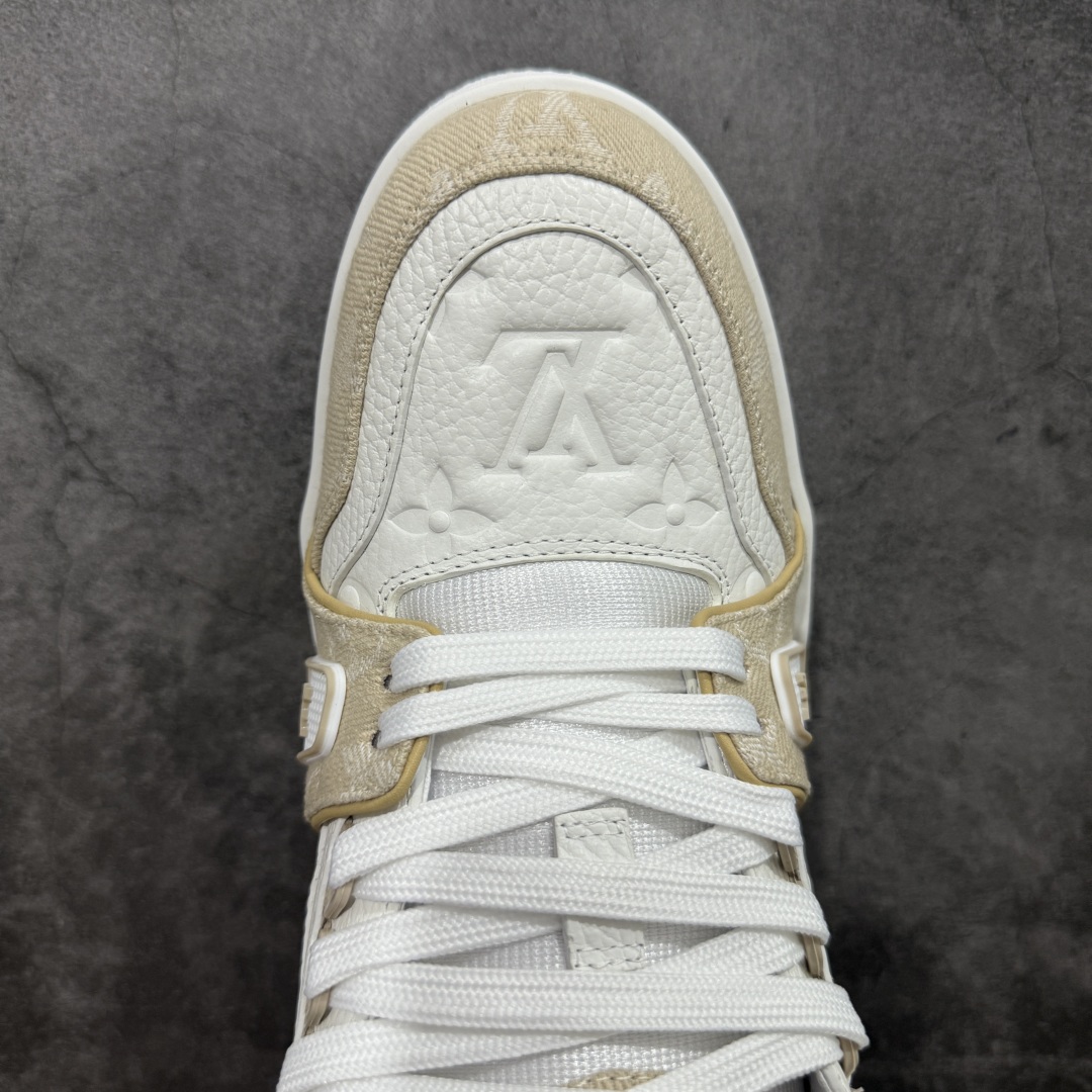 图片[5]-【HS纯原礼盒版福利】 LV Trainer系列高奢运动鞋 卡其白牛仔 新款芯片顶级 潮人必备单品 同步ZP官网空胶工艺 鞋舌、挂饰均镶嵌NFC芯片感应装置 正确胶片断点式设计 中底正确还原原版油印字母比例 1：1原楦格板、楦头、刀磨全新升级！ 独家订制顶级压纹麂皮 原版开模TPU大底 质感原版一致 垫脚聚米微料加透气英伦网布 披靡市场任何版本！细节完美呈现！ 代购指定版本 全新升级最新双盒包装 扫码秒进官网！ 全套包装配件同比原版 尺码： 40-46-选品中心