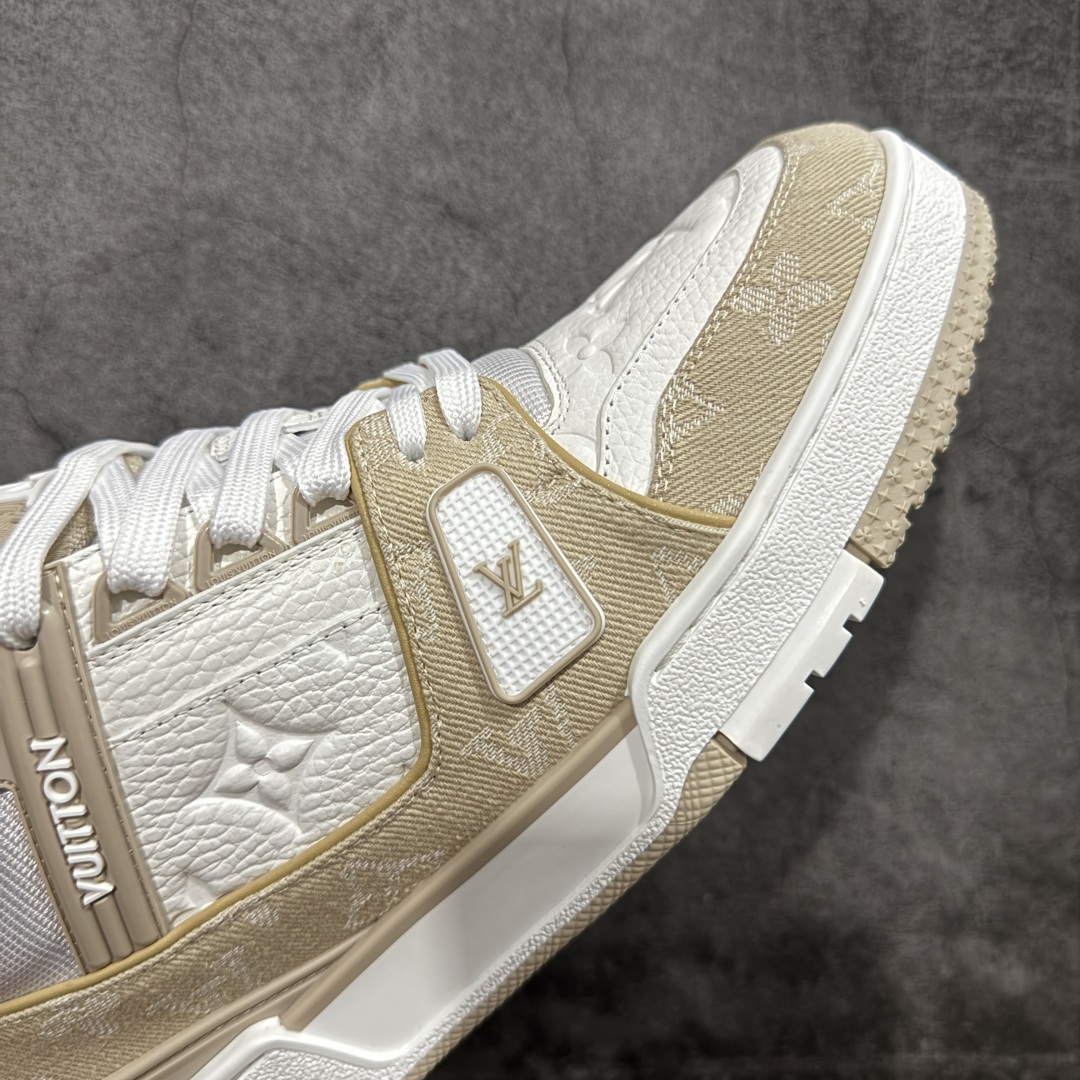 图片[6]-【HS纯原礼盒版福利】 LV Trainer系列高奢运动鞋 卡其白牛仔 新款芯片顶级 潮人必备单品 同步ZP官网空胶工艺 鞋舌、挂饰均镶嵌NFC芯片感应装置 正确胶片断点式设计 中底正确还原原版油印字母比例 1：1原楦格板、楦头、刀磨全新升级！ 独家订制顶级压纹麂皮 原版开模TPU大底 质感原版一致 垫脚聚米微料加透气英伦网布 披靡市场任何版本！细节完美呈现！ 代购指定版本 全新升级最新双盒包装 扫码秒进官网！ 全套包装配件同比原版 尺码： 40-46-选品中心