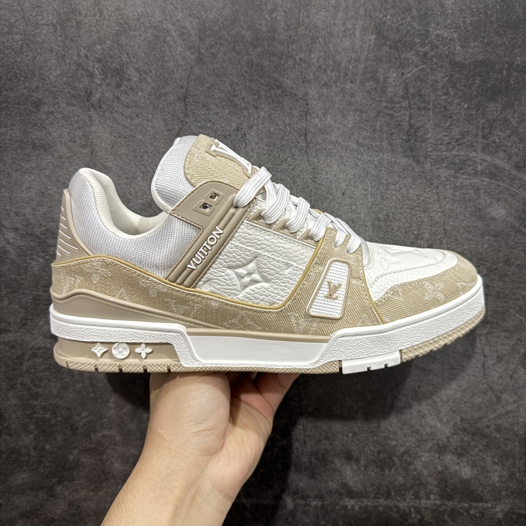 【HS纯原礼盒版福利】 LV Trainer系列高奢运动鞋 卡其白牛仔 新款芯片顶级 潮人必备单品 同步ZP官网空胶工艺 鞋舌、挂饰均镶嵌NFC芯片感应装置 正确胶片断点式设计 中底正确还原原版油印字母比例 1:1原楦格板、楦头、刀磨全新升级! 独家订制顶级压纹麂皮 原版开模TPU大底 质感原版一致 垫脚聚米微料加透气英伦网布 披靡市场任何版本!细节完美呈现! 代购指定版本 全新升级最新双盒包装 扫码秒进官网! 全套包装配件同比原版 尺码: 40-46-选品中心