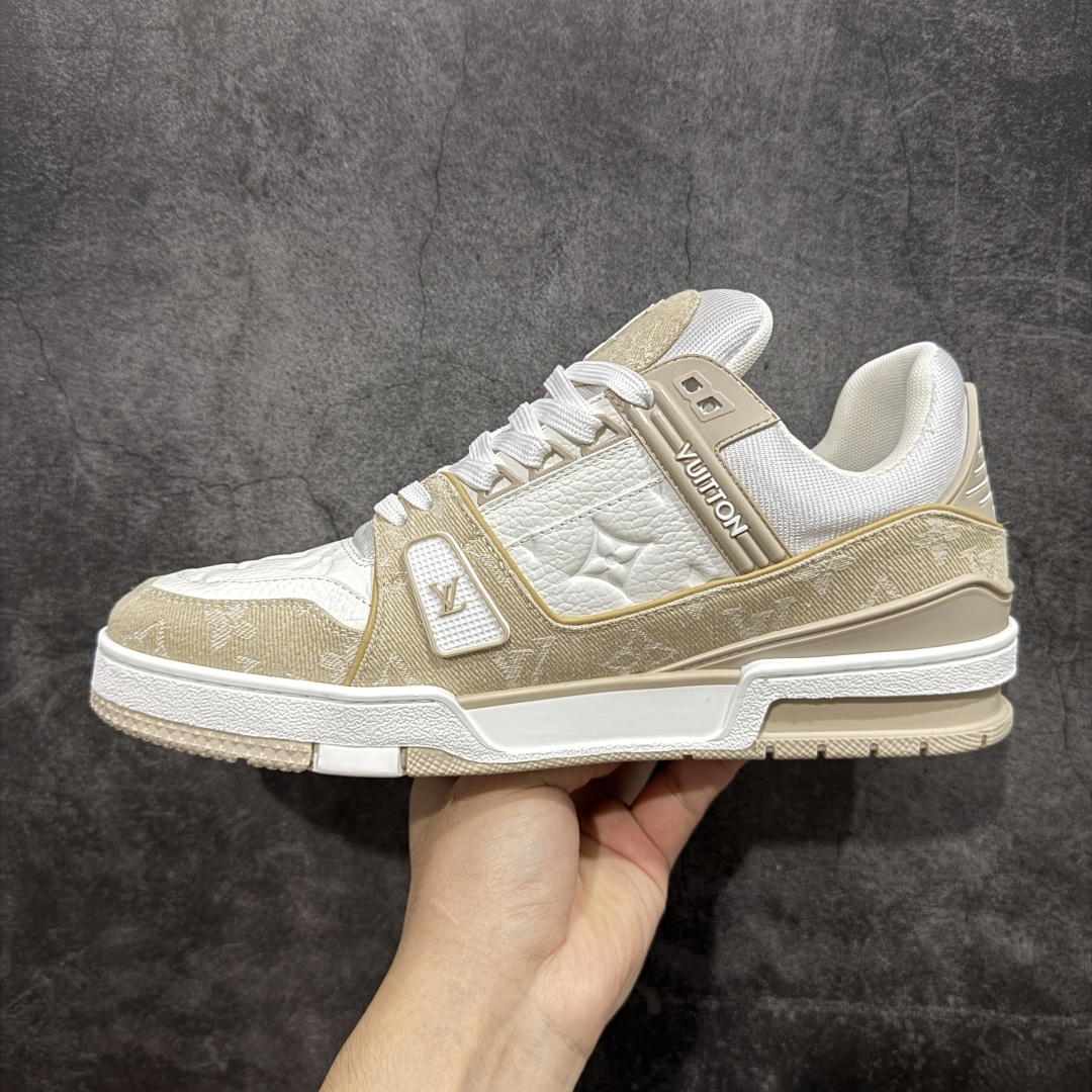 图片[2]-【HS纯原礼盒版福利】 LV Trainer系列高奢运动鞋 卡其白牛仔 新款芯片顶级 潮人必备单品 同步ZP官网空胶工艺 鞋舌、挂饰均镶嵌NFC芯片感应装置 正确胶片断点式设计 中底正确还原原版油印字母比例 1：1原楦格板、楦头、刀磨全新升级！ 独家订制顶级压纹麂皮 原版开模TPU大底 质感原版一致 垫脚聚米微料加透气英伦网布 披靡市场任何版本！细节完美呈现！ 代购指定版本 全新升级最新双盒包装 扫码秒进官网！ 全套包装配件同比原版 尺码： 40-46-选品中心