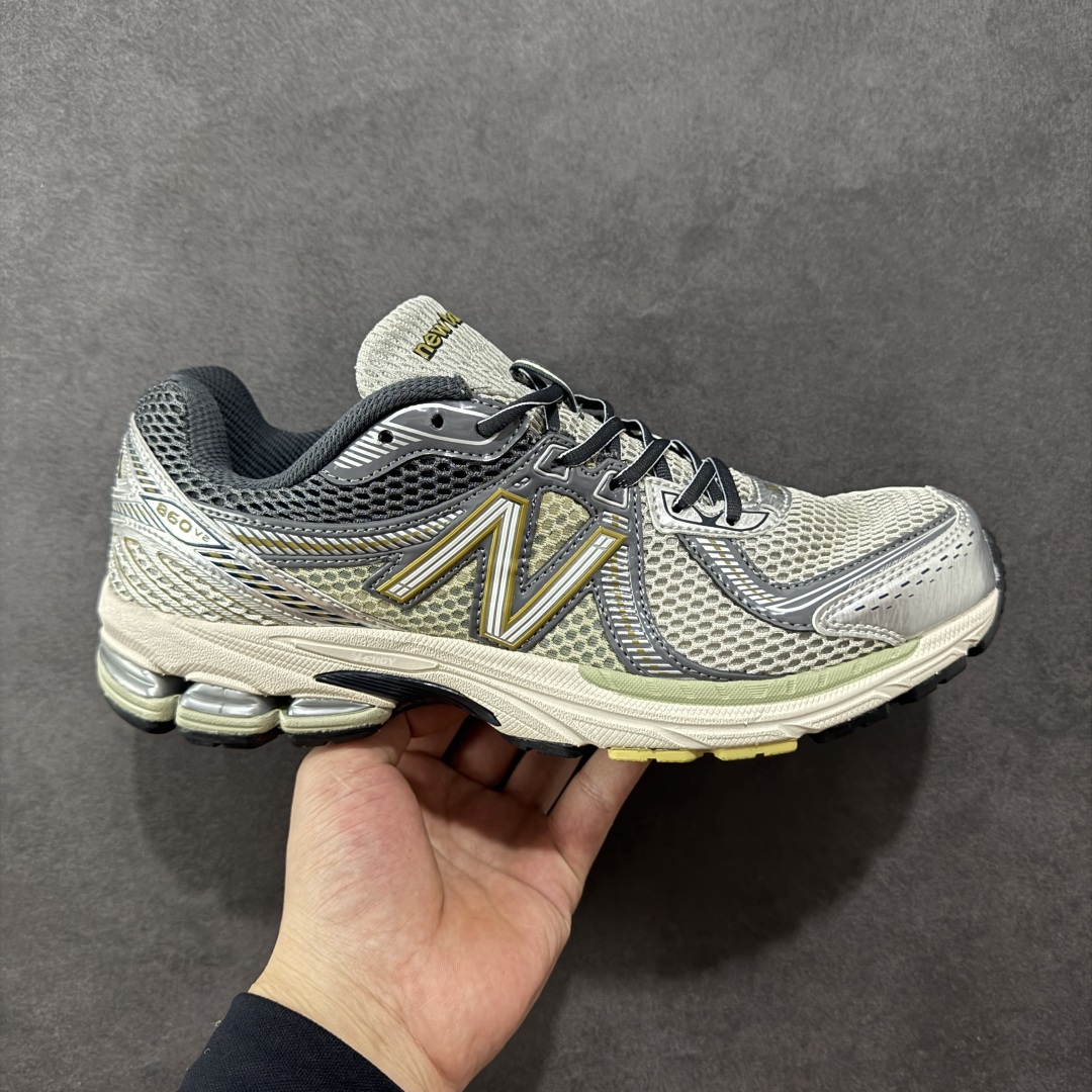 【K8版本】New Balance NB 860V2 防滑耐磨低帮跑步鞋 正确组合大底 非市场涂漆描边大底 区别任意版本 版型清洁度一流 做工无敌 正确网格中底 原材料打造 AiméLeon Dore的灵感来自闪亮的覆盖层 这是当时高性能跑鞋的常见设计细节AiméLeonDore的思想依赖金属金色和银色贴花来赋予鞋型独特的个性 货号: ML860KR2 尺码: 36 37 37.5 38 38.5 39.5 40 40.5 41.5 42 42.5 43 44 44.5 45-选品中心