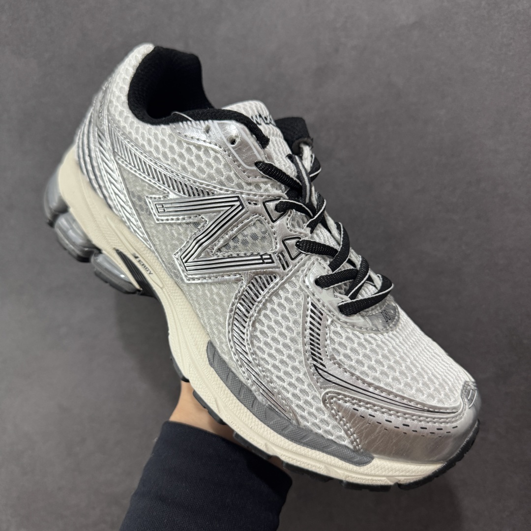 图片[3]-【K8版本】New Balance NB 860V2 防滑耐磨低帮跑步鞋 正确组合大底 非市场涂漆描边大底 区别任意版本 版型清洁度一流 做工无敌 正确网格中底 原材料打造 AiméLeon Dore的灵感来自闪亮的覆盖层 这是当时高性能跑鞋的常见设计细节AiméLeonDore的思想依赖金属金色和银色贴花来赋予鞋型独特的个性 货号： ML860GB2 尺码： 36 37 37.5 38 38.5 39.5 40 40.5 41.5 42 42.5 43 44 44.5 45-选品中心