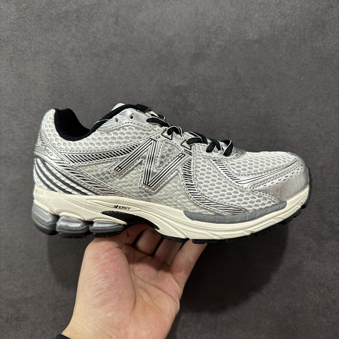 【K8版本】New Balance NB 860V2 防滑耐磨低帮跑步鞋 正确组合大底 非市场涂漆描边大底 区别任意版本 版型清洁度一流 做工无敌 正确网格中底 原材料打造 AiméLeon Dore的灵感来自闪亮的覆盖层 这是当时高性能跑鞋的常见设计细节AiméLeonDore的思想依赖金属金色和银色贴花来赋予鞋型独特的个性 货号: ML860GB2 尺码: 36 37 37.5 38 38.5 39.5 40 40.5 41.5 42 42.5 43 44 44.5 45-选品中心