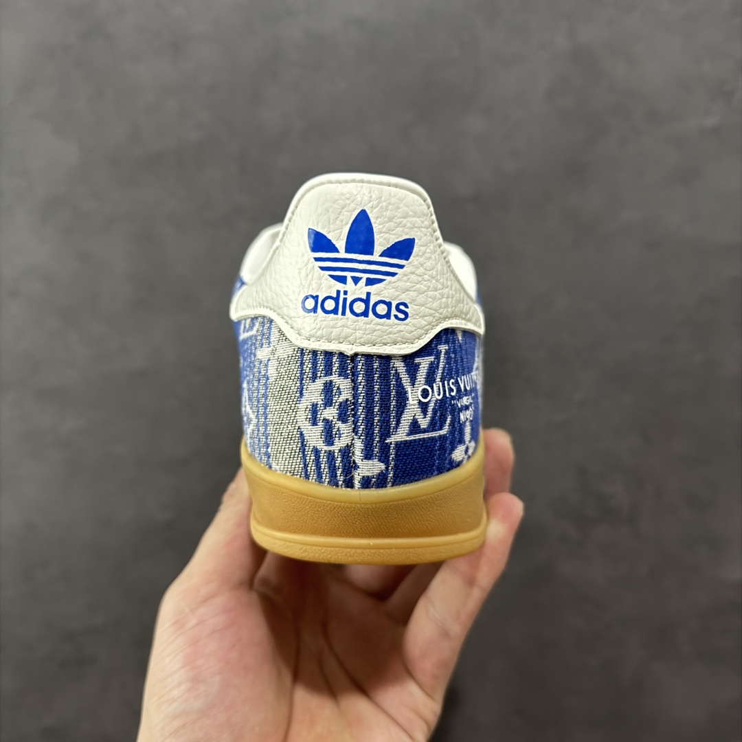 图片[4]-【定制版】AD SAMBA OG x Louis Vuitton 白蓝 该鞋款鞋面采用多种材料拼接(缝/车线) Superstar系列又备受众多滑板爱好者的青睐 这款Superstar经典鞋 沿用50年来的贝壳鞋头样式 继往开来 采用皮革鞋面和浑厚全包大底设计 烫金徽标伴你在滑板上留下“流星”般绚丽的轨迹 货号： SC9207-732 尺码： 36 36.5 37.5 38 38.5 39 40 40.5 41 42 42.5 43 44 44.5 45-选品中心