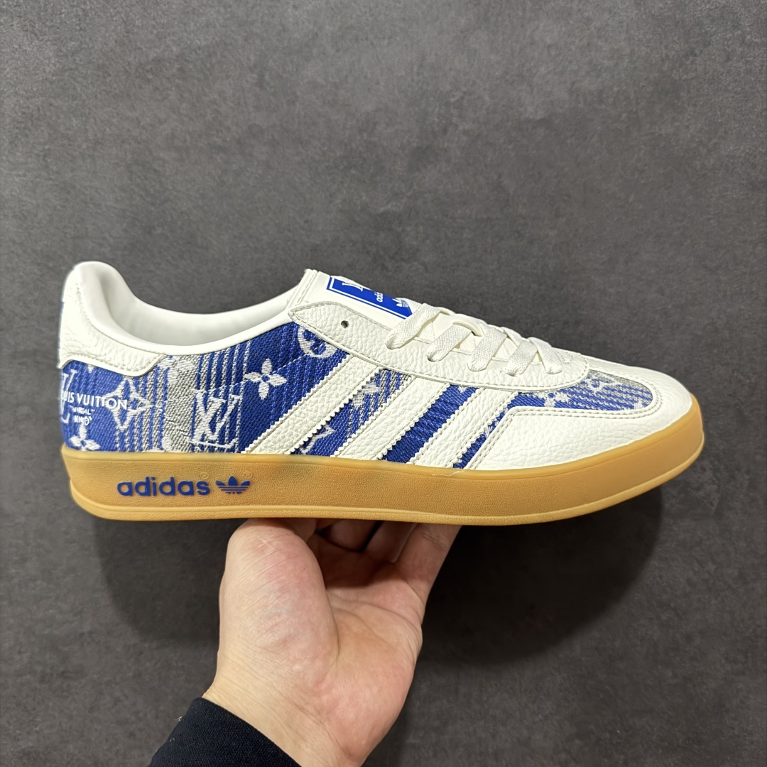 【定制版】AD SAMBA OG x Louis Vuitton 白蓝 该鞋款鞋面采用多种材料拼接(缝/车线) Superstar系列又备受众多滑板爱好者的青睐 这款Superstar经典鞋 沿用50年来的贝壳鞋头样式 继往开来 采用皮革鞋面和浑厚全包大底设计 烫金徽标伴你在滑板上留下“流星”般绚丽的轨迹 货号: SC9207-732 尺码: 36 36.5 37.5 38 38.5 39 40 40.5 41 42 42.5 43 44 44.5 45-选品中心
