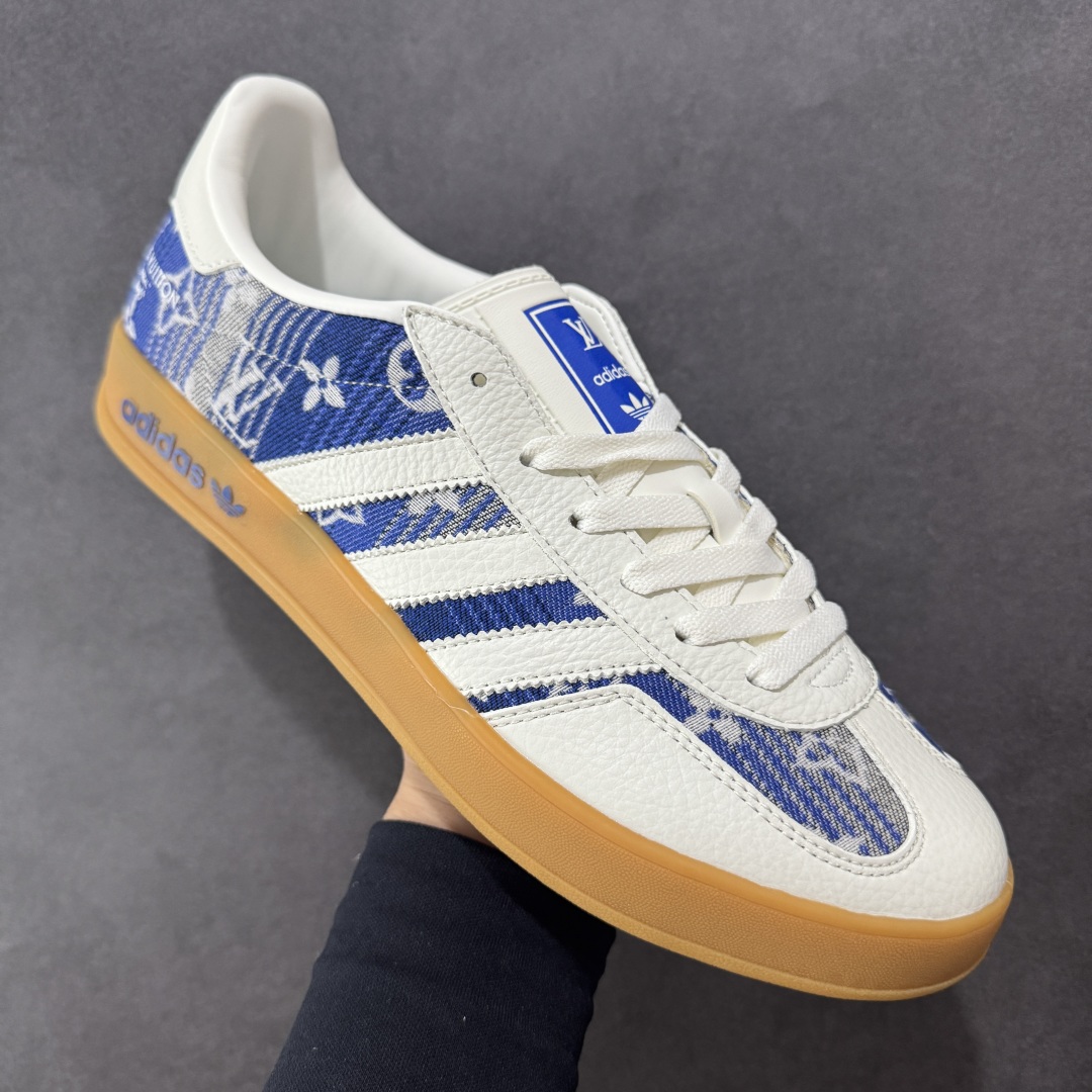 图片[3]-【定制版】AD SAMBA OG x Louis Vuitton 白蓝 该鞋款鞋面采用多种材料拼接(缝/车线) Superstar系列又备受众多滑板爱好者的青睐 这款Superstar经典鞋 沿用50年来的贝壳鞋头样式 继往开来 采用皮革鞋面和浑厚全包大底设计 烫金徽标伴你在滑板上留下“流星”般绚丽的轨迹 货号： SC9207-732 尺码： 36 36.5 37.5 38 38.5 39 40 40.5 41 42 42.5 43 44 44.5 45-选品中心