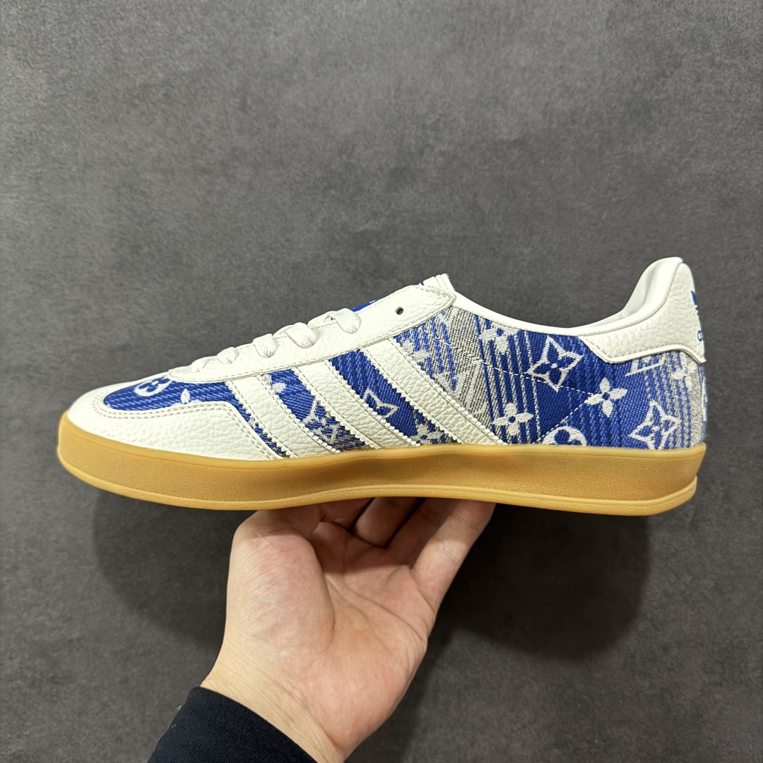 图片[2]-【定制版】AD SAMBA OG x Louis Vuitton 白蓝 该鞋款鞋面采用多种材料拼接(缝/车线) Superstar系列又备受众多滑板爱好者的青睐 这款Superstar经典鞋 沿用50年来的贝壳鞋头样式 继往开来 采用皮革鞋面和浑厚全包大底设计 烫金徽标伴你在滑板上留下“流星”般绚丽的轨迹 货号： SC9207-732 尺码： 36 36.5 37.5 38 38.5 39 40 40.5 41 42 42.5 43 44 44.5 45-选品中心