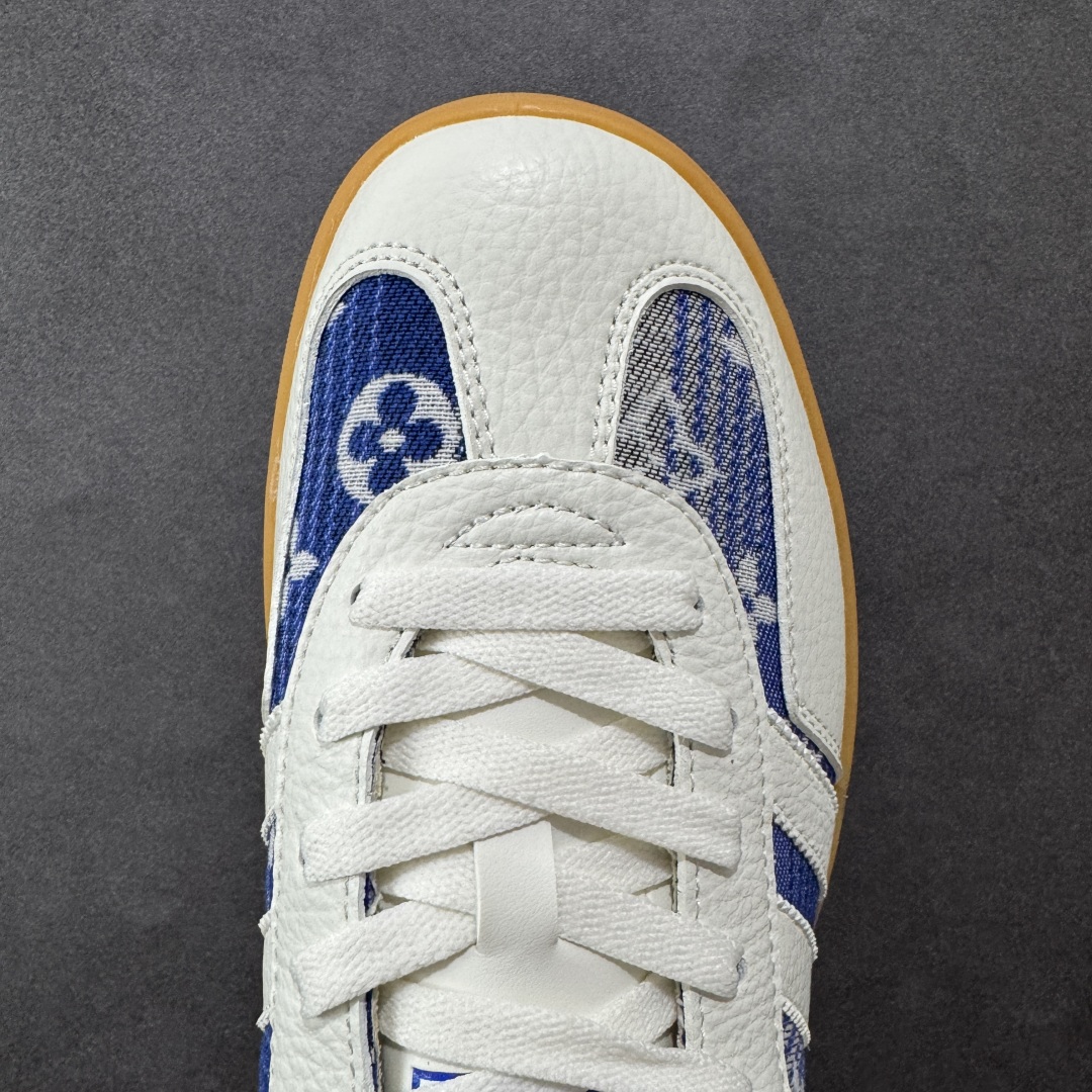 图片[8]-【定制版】AD SAMBA OG x Louis Vuitton 白蓝 该鞋款鞋面采用多种材料拼接(缝/车线) Superstar系列又备受众多滑板爱好者的青睐 这款Superstar经典鞋 沿用50年来的贝壳鞋头样式 继往开来 采用皮革鞋面和浑厚全包大底设计 烫金徽标伴你在滑板上留下“流星”般绚丽的轨迹 货号： SC9207-732 尺码： 36 36.5 37.5 38 38.5 39 40 40.5 41 42 42.5 43 44 44.5 45-选品中心