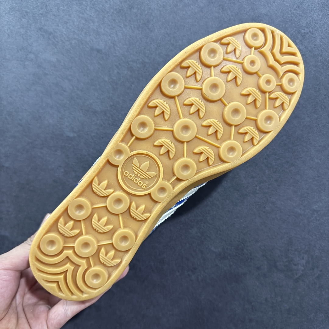 图片[9]-【定制版】AD SAMBA OG x Louis Vuitton 白蓝 该鞋款鞋面采用多种材料拼接(缝/车线) Superstar系列又备受众多滑板爱好者的青睐 这款Superstar经典鞋 沿用50年来的贝壳鞋头样式 继往开来 采用皮革鞋面和浑厚全包大底设计 烫金徽标伴你在滑板上留下“流星”般绚丽的轨迹 货号： SC9207-732 尺码： 36 36.5 37.5 38 38.5 39 40 40.5 41 42 42.5 43 44 44.5 45-选品中心