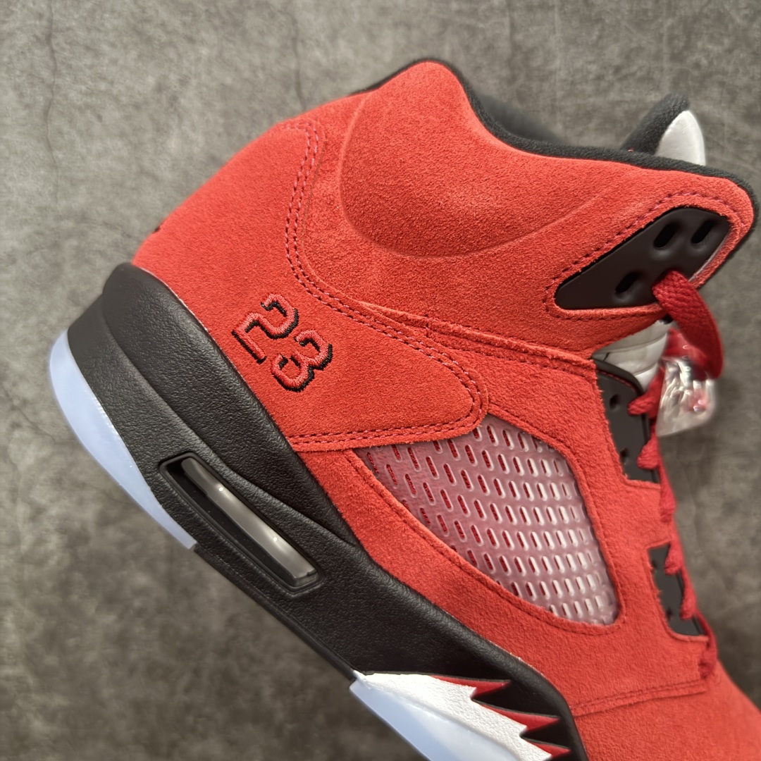 图片[7]-【Y3版本】Air Jordan 5 Retro \”Toro Bravo\” 高帮 大红公牛 AJ5 乔丹5代 aj5 乔5 高邦 公牛红 乔丹篮球鞋系列 鞋身整体采用大红麂皮打造，鞋身侧面的透气网格使用白色呈现，中底标志性的鲨鱼锯齿元素则采用公牛红点缀，非常醒目；鞋舌部分经典3M反光材质依旧保留，并且带有黑色Jumpman Logo点缀；中底可视化透明Air Max气垫，后跟Jumpman Logo以黑色刺绣点缀，与鞋舌相呼应。此外再搭配双脚外侧的投影红色23数字，鞋底使用黑色中底搭配透明水晶大底呈现，水晶大底下印有红色Jumpmman Logo为整个设计收尾。 货号：DD0587-600 货号：40 40.5 41 42 42.5 43 44 44.5 45 46 47.5-选品中心