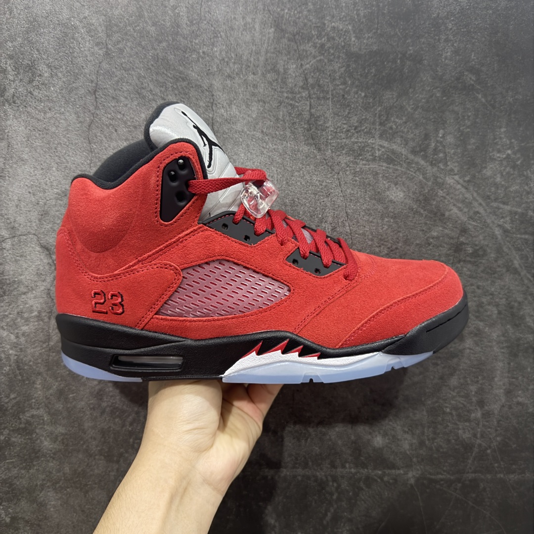 【Y3版本】Air Jordan 5 Retro \”Toro Bravo\” 高帮 大红公牛 AJ5 乔丹5代 aj5 乔5 高邦 公牛红 乔丹篮球鞋系列 鞋身整体采用大红麂皮打造，鞋身侧面的透气网格使用白色呈现，中底标志性的鲨鱼锯齿元素则采用公牛红点缀，非常醒目；鞋舌部分经典3M反光材质依旧保留，并且带有黑色Jumpman Logo点缀；中底可视化透明Air Max气垫，后跟Jumpman Logo以黑色刺绣点缀，与鞋舌相呼应。此外再搭配双脚外侧的投影红色23数字，鞋底使用黑色中底搭配透明水晶大底呈现，水晶大底下印有红色Jumpmman Logo为整个设计收尾。 货号：DD0587-600 货号：40 40.5 41 42 42.5 43 44 44.5 45 46 47.5-选品中心