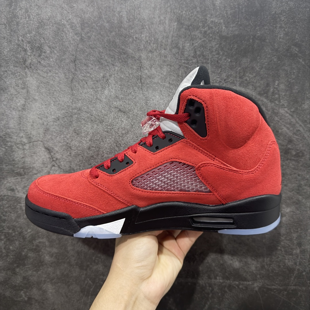 图片[2]-【Y3版本】Air Jordan 5 Retro \”Toro Bravo\” 高帮 大红公牛 AJ5 乔丹5代 aj5 乔5 高邦 公牛红 乔丹篮球鞋系列 鞋身整体采用大红麂皮打造，鞋身侧面的透气网格使用白色呈现，中底标志性的鲨鱼锯齿元素则采用公牛红点缀，非常醒目；鞋舌部分经典3M反光材质依旧保留，并且带有黑色Jumpman Logo点缀；中底可视化透明Air Max气垫，后跟Jumpman Logo以黑色刺绣点缀，与鞋舌相呼应。此外再搭配双脚外侧的投影红色23数字，鞋底使用黑色中底搭配透明水晶大底呈现，水晶大底下印有红色Jumpmman Logo为整个设计收尾。 货号：DD0587-600 货号：40 40.5 41 42 42.5 43 44 44.5 45 46 47.5-选品中心