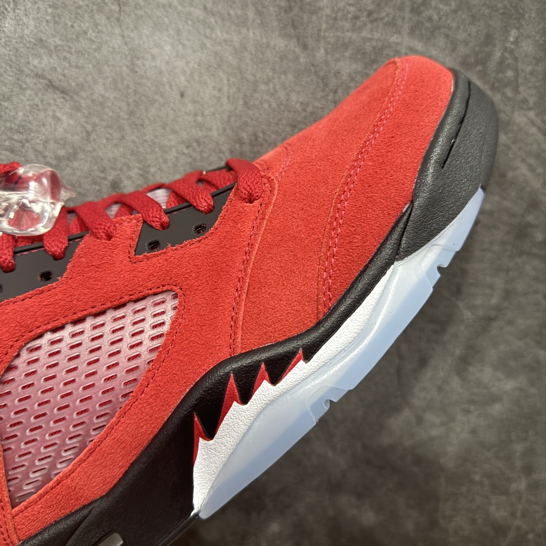 图片[6]-【Y3版本】Air Jordan 5 Retro \”Toro Bravo\” 高帮 大红公牛 AJ5 乔丹5代 aj5 乔5 高邦 公牛红 乔丹篮球鞋系列 鞋身整体采用大红麂皮打造，鞋身侧面的透气网格使用白色呈现，中底标志性的鲨鱼锯齿元素则采用公牛红点缀，非常醒目；鞋舌部分经典3M反光材质依旧保留，并且带有黑色Jumpman Logo点缀；中底可视化透明Air Max气垫，后跟Jumpman Logo以黑色刺绣点缀，与鞋舌相呼应。此外再搭配双脚外侧的投影红色23数字，鞋底使用黑色中底搭配透明水晶大底呈现，水晶大底下印有红色Jumpmman Logo为整个设计收尾。 货号：DD0587-600 货号：40 40.5 41 42 42.5 43 44 44.5 45 46 47.5-选品中心