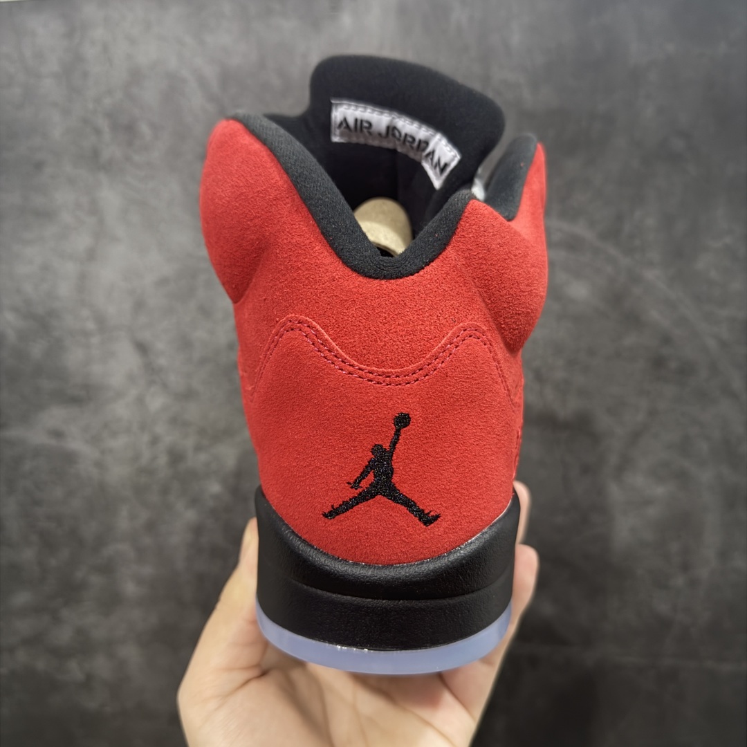 图片[4]-【Y3版本】Air Jordan 5 Retro \”Toro Bravo\” 高帮 大红公牛 AJ5 乔丹5代 aj5 乔5 高邦 公牛红 乔丹篮球鞋系列 鞋身整体采用大红麂皮打造，鞋身侧面的透气网格使用白色呈现，中底标志性的鲨鱼锯齿元素则采用公牛红点缀，非常醒目；鞋舌部分经典3M反光材质依旧保留，并且带有黑色Jumpman Logo点缀；中底可视化透明Air Max气垫，后跟Jumpman Logo以黑色刺绣点缀，与鞋舌相呼应。此外再搭配双脚外侧的投影红色23数字，鞋底使用黑色中底搭配透明水晶大底呈现，水晶大底下印有红色Jumpmman Logo为整个设计收尾。 货号：DD0587-600 货号：40 40.5 41 42 42.5 43 44 44.5 45 46 47.5-选品中心