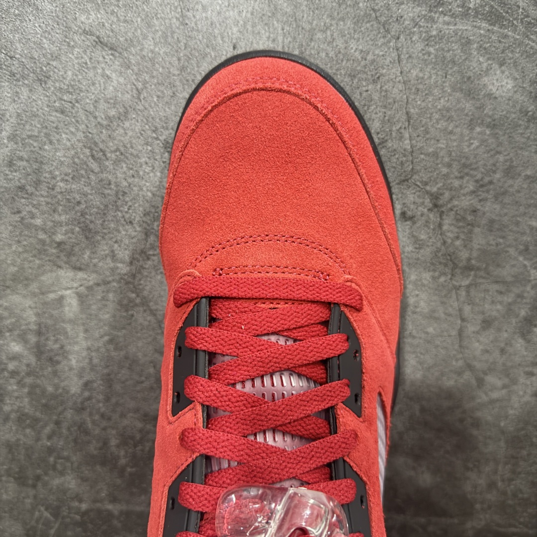 图片[5]-【Y3版本】Air Jordan 5 Retro \”Toro Bravo\” 高帮 大红公牛 AJ5 乔丹5代 aj5 乔5 高邦 公牛红 乔丹篮球鞋系列 鞋身整体采用大红麂皮打造，鞋身侧面的透气网格使用白色呈现，中底标志性的鲨鱼锯齿元素则采用公牛红点缀，非常醒目；鞋舌部分经典3M反光材质依旧保留，并且带有黑色Jumpman Logo点缀；中底可视化透明Air Max气垫，后跟Jumpman Logo以黑色刺绣点缀，与鞋舌相呼应。此外再搭配双脚外侧的投影红色23数字，鞋底使用黑色中底搭配透明水晶大底呈现，水晶大底下印有红色Jumpmman Logo为整个设计收尾。 货号：DD0587-600 货号：40 40.5 41 42 42.5 43 44 44.5 45 46 47.5-选品中心