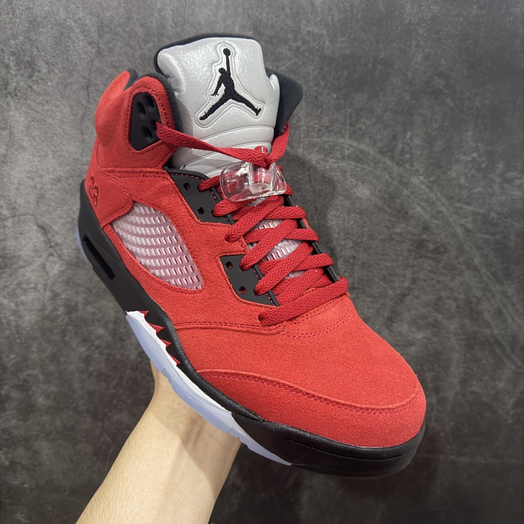 图片[3]-【Y3版本】Air Jordan 5 Retro \”Toro Bravo\” 高帮 大红公牛 AJ5 乔丹5代 aj5 乔5 高邦 公牛红 乔丹篮球鞋系列 鞋身整体采用大红麂皮打造，鞋身侧面的透气网格使用白色呈现，中底标志性的鲨鱼锯齿元素则采用公牛红点缀，非常醒目；鞋舌部分经典3M反光材质依旧保留，并且带有黑色Jumpman Logo点缀；中底可视化透明Air Max气垫，后跟Jumpman Logo以黑色刺绣点缀，与鞋舌相呼应。此外再搭配双脚外侧的投影红色23数字，鞋底使用黑色中底搭配透明水晶大底呈现，水晶大底下印有红色Jumpmman Logo为整个设计收尾。 货号：DD0587-600 货号：40 40.5 41 42 42.5 43 44 44.5 45 46 47.5-选品中心